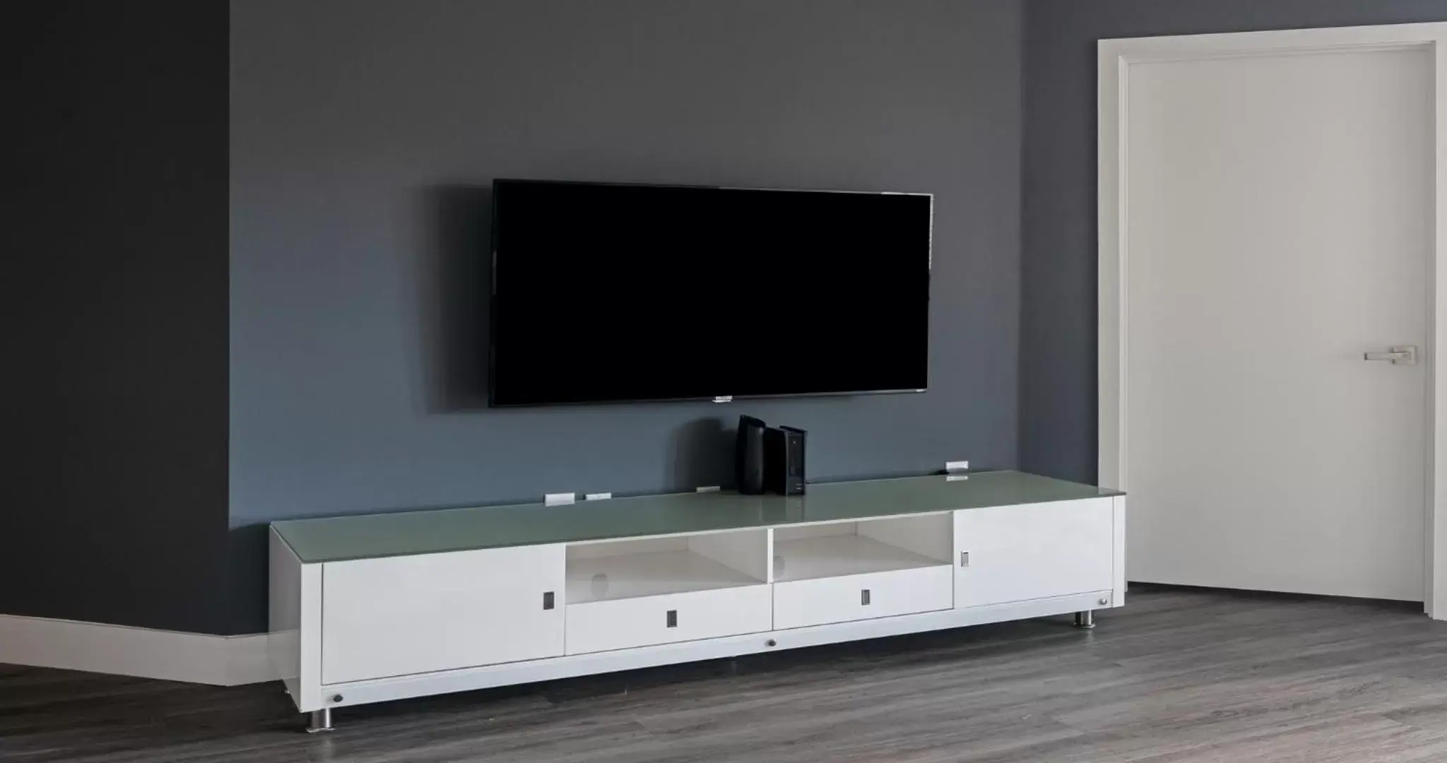 TV and multimedia, TV/Entertainment Center in Westshore Apartments by Barsala