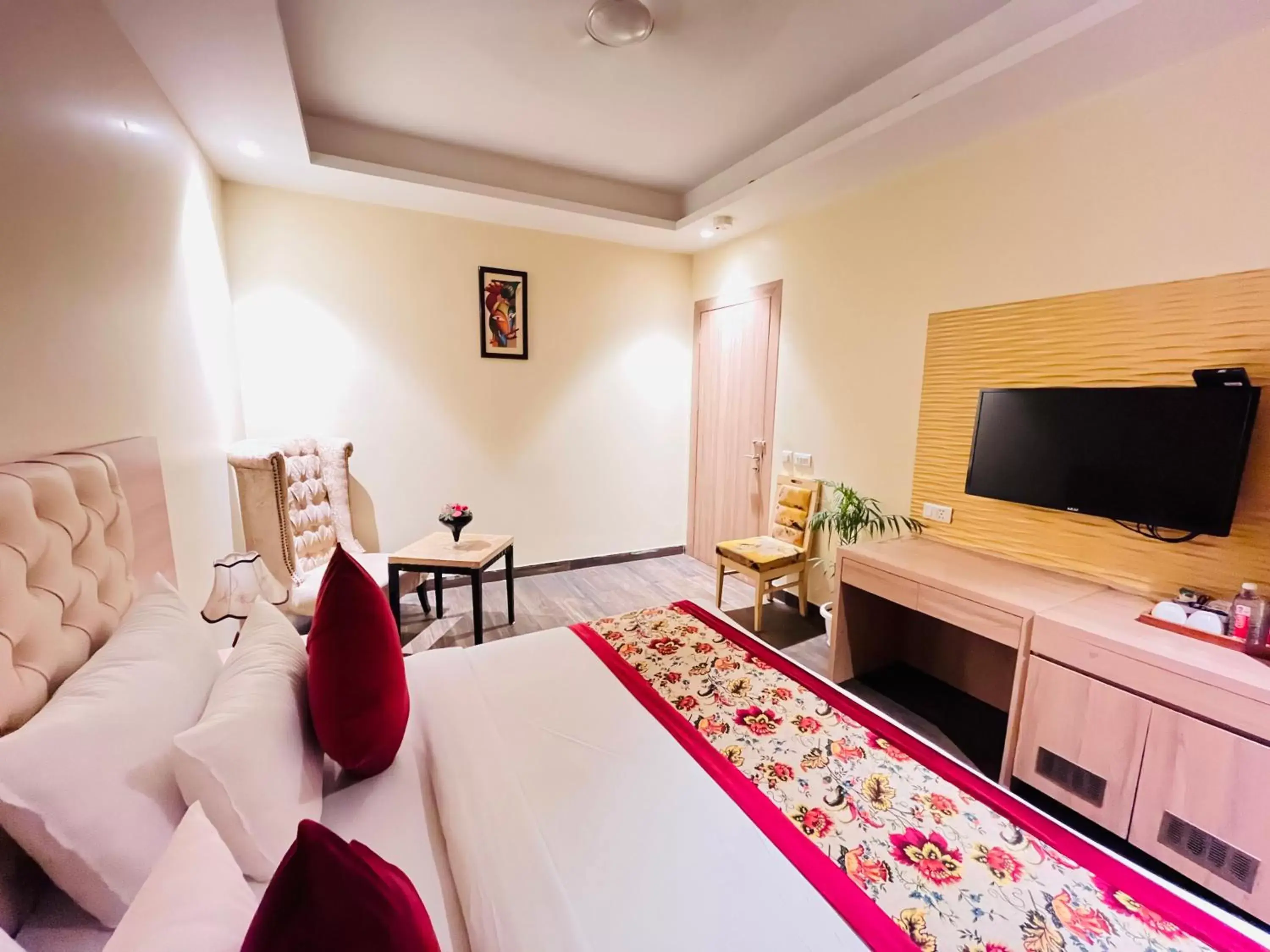 Bed, TV/Entertainment Center in Hotel Banz - Near Delhi International Airport