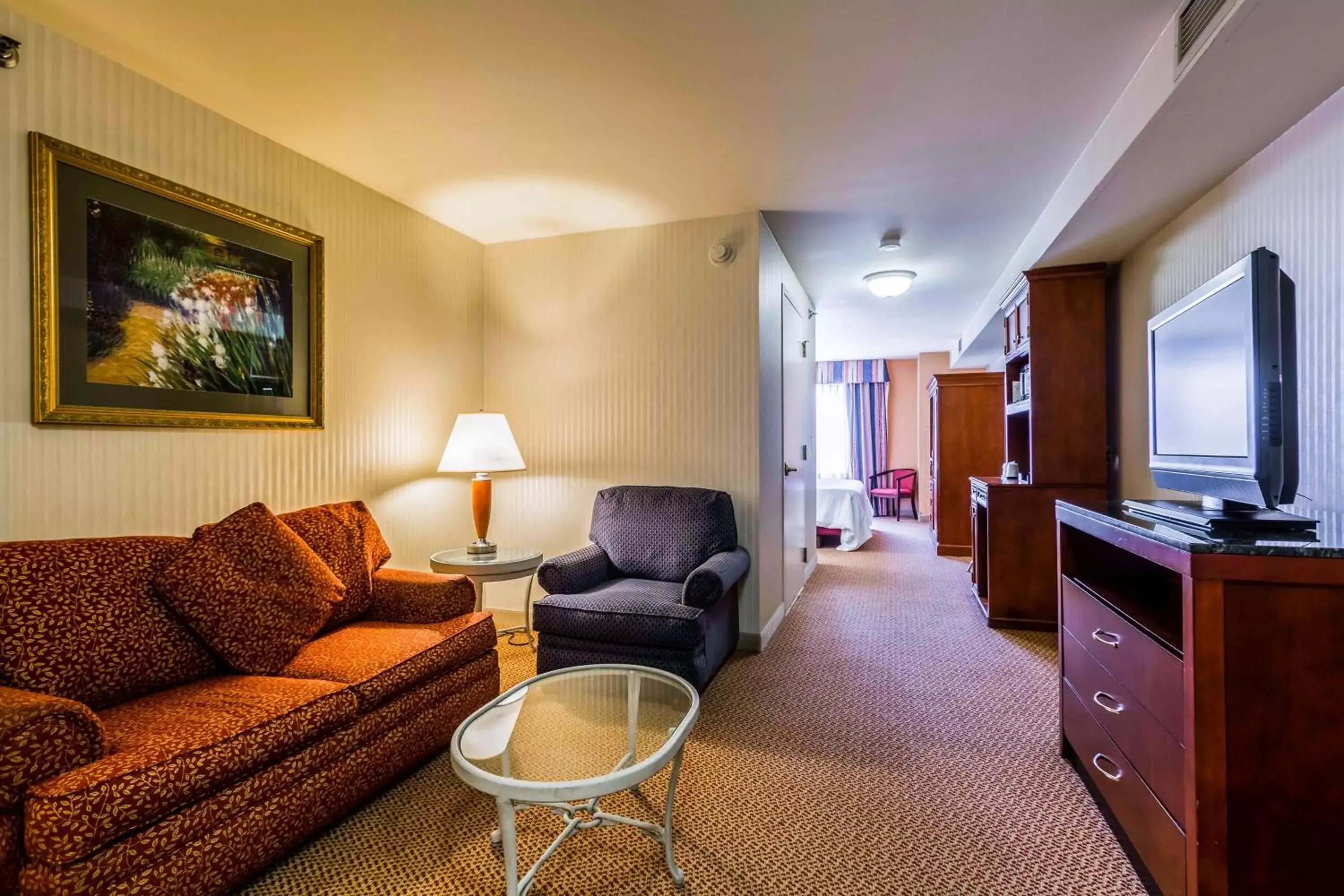 Bedroom, Seating Area in Hilton Garden Inn Milwaukee Northwest Conference Center