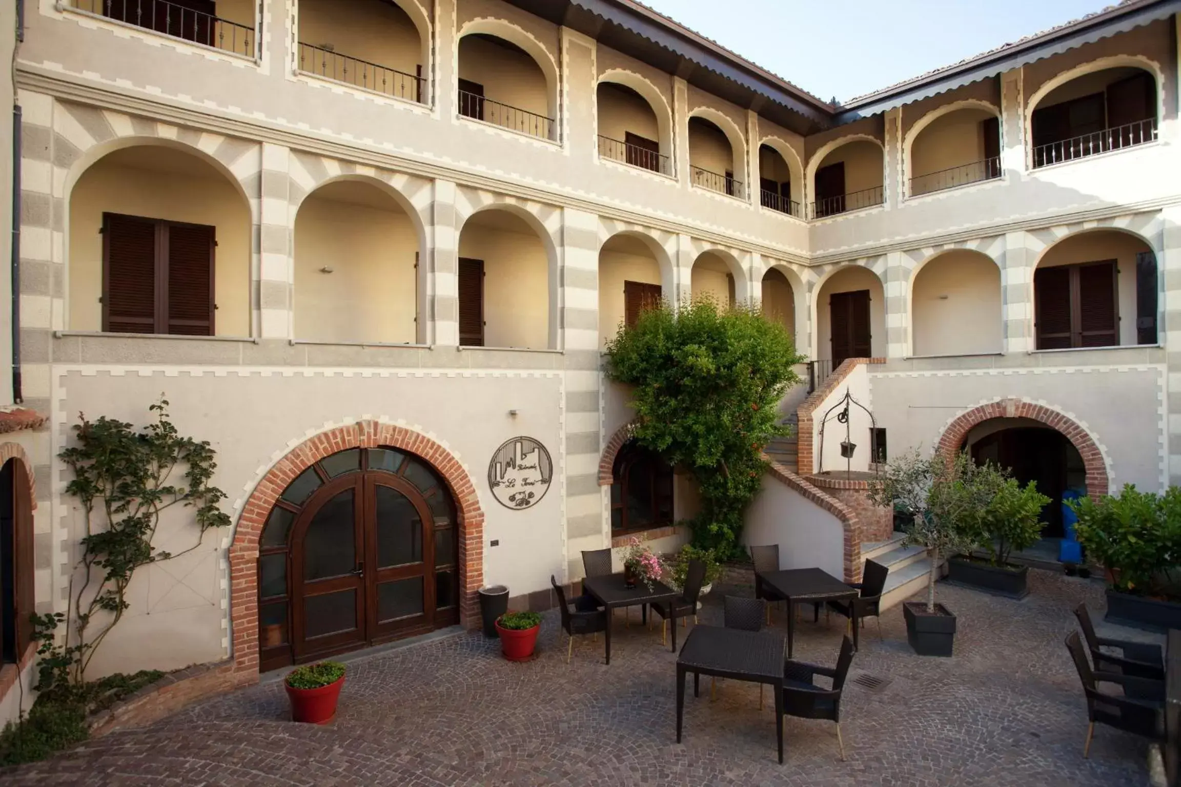 Facade/entrance, Property Building in Le Torri - Castiglione Falletto