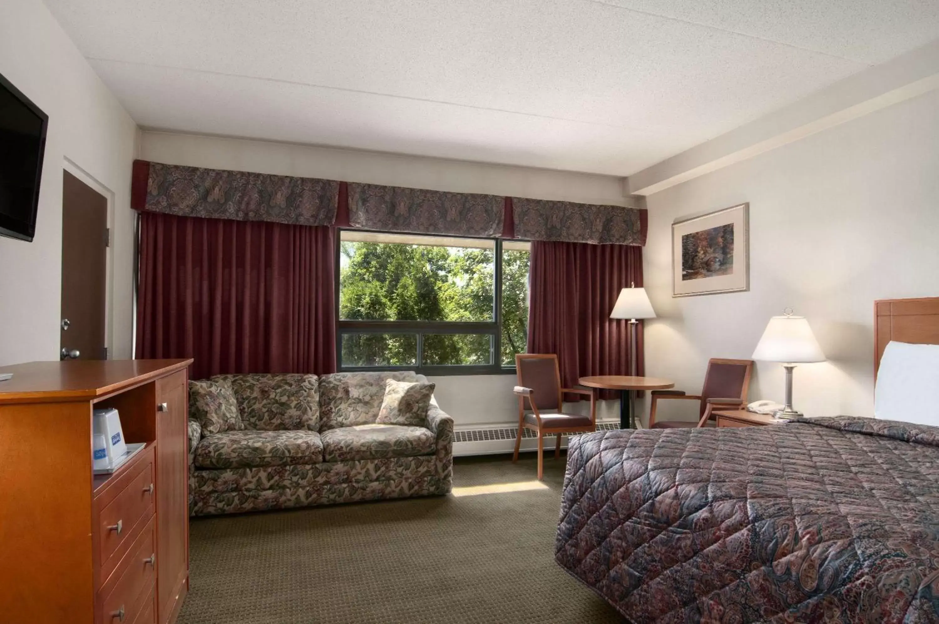 Photo of the whole room in Travelodge by Wyndham Edmonton East