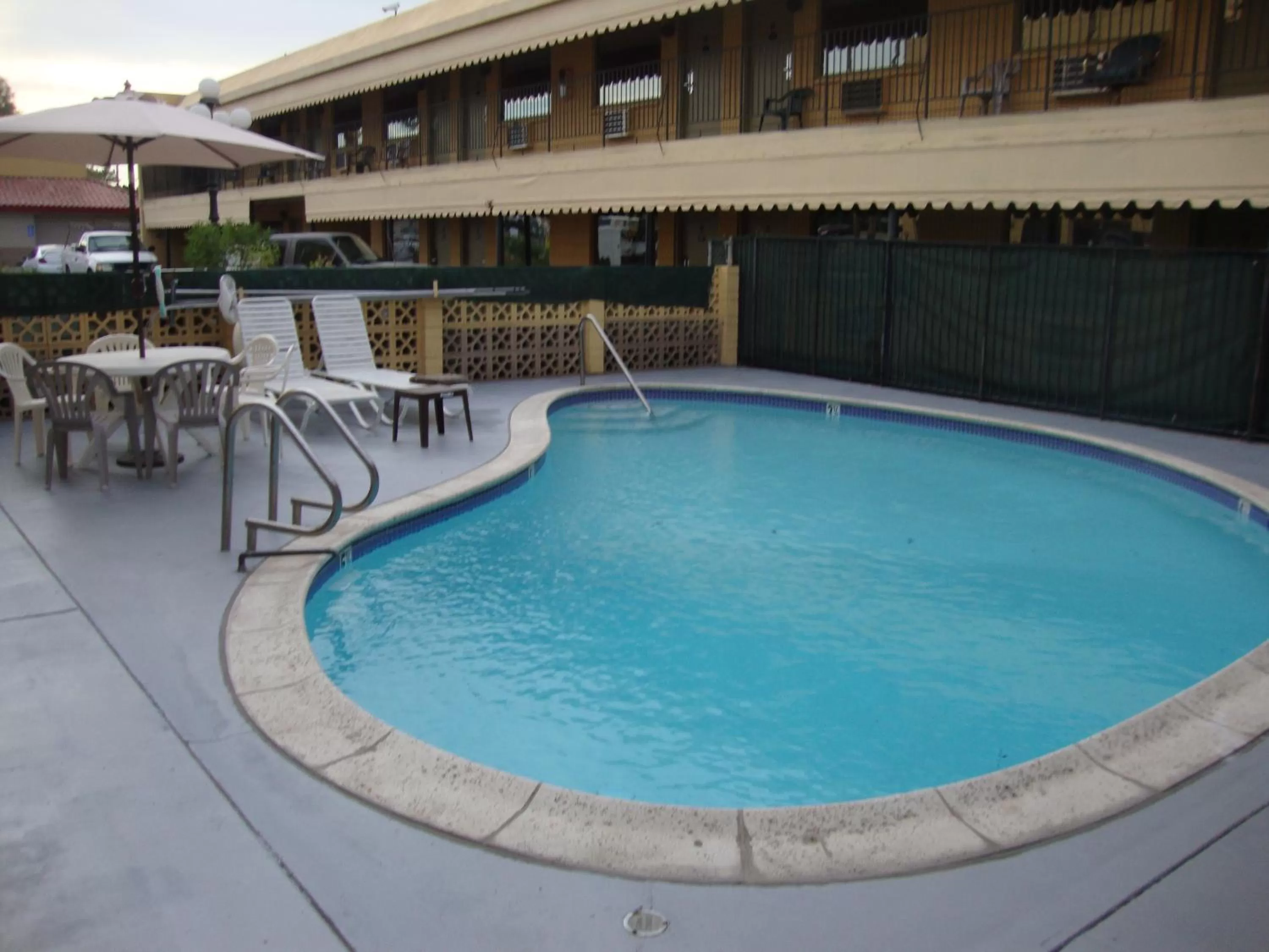 Swimming pool in Townhouse Inn and Suites