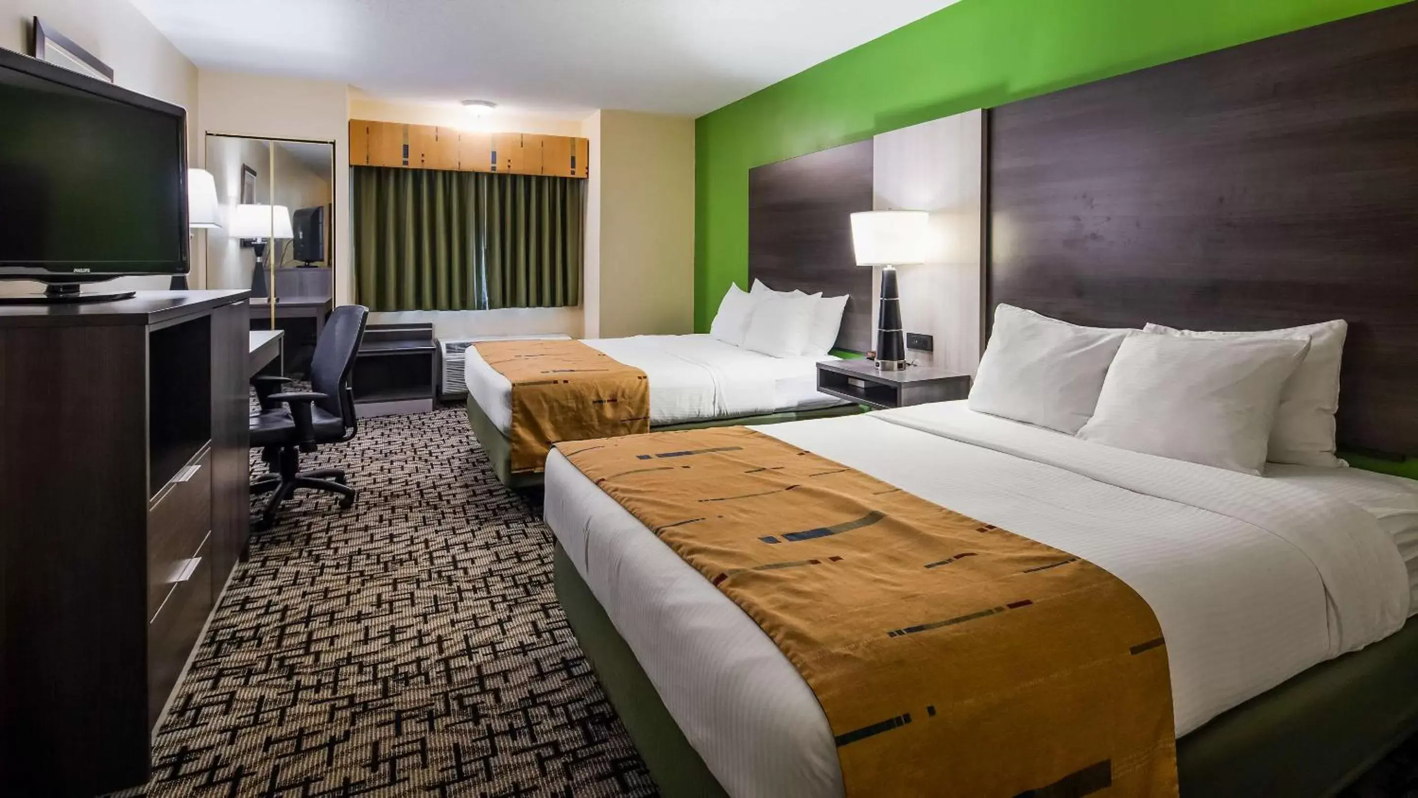 Bed in Best Western Crown Inn & Suites - Batavia