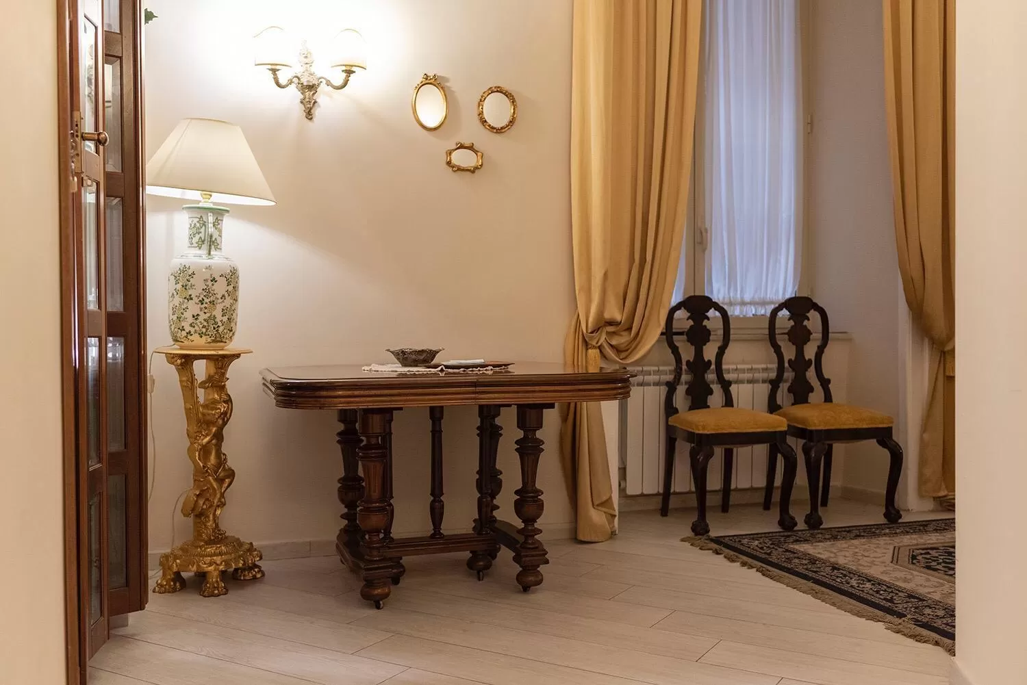 Seating area in Domus Borbonica