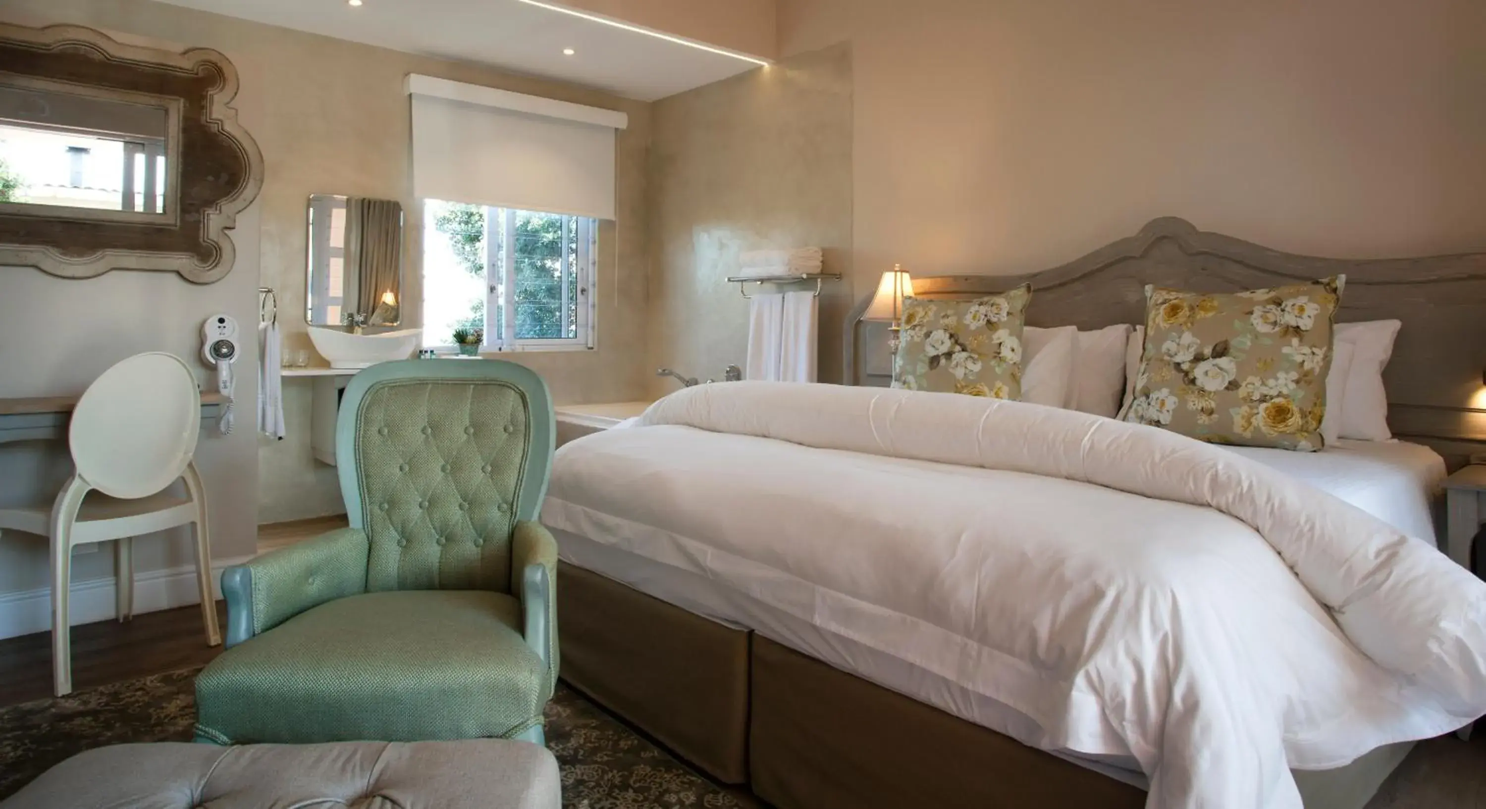 Photo of the whole room, Bed in Hermanus Boutique Guest House