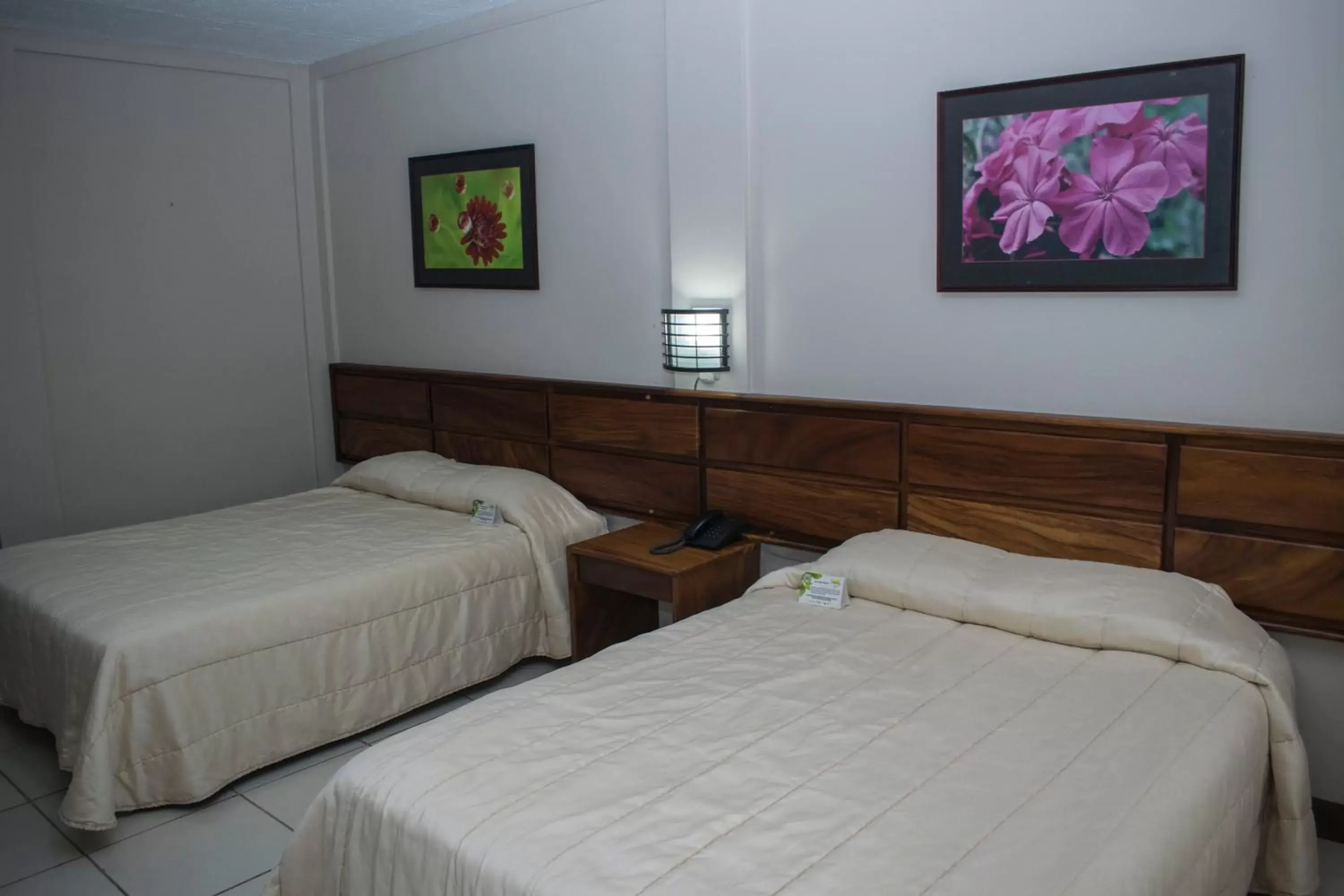 Standard Double Room in Hotel Suerre Standard Double Room in Hotel Suerre