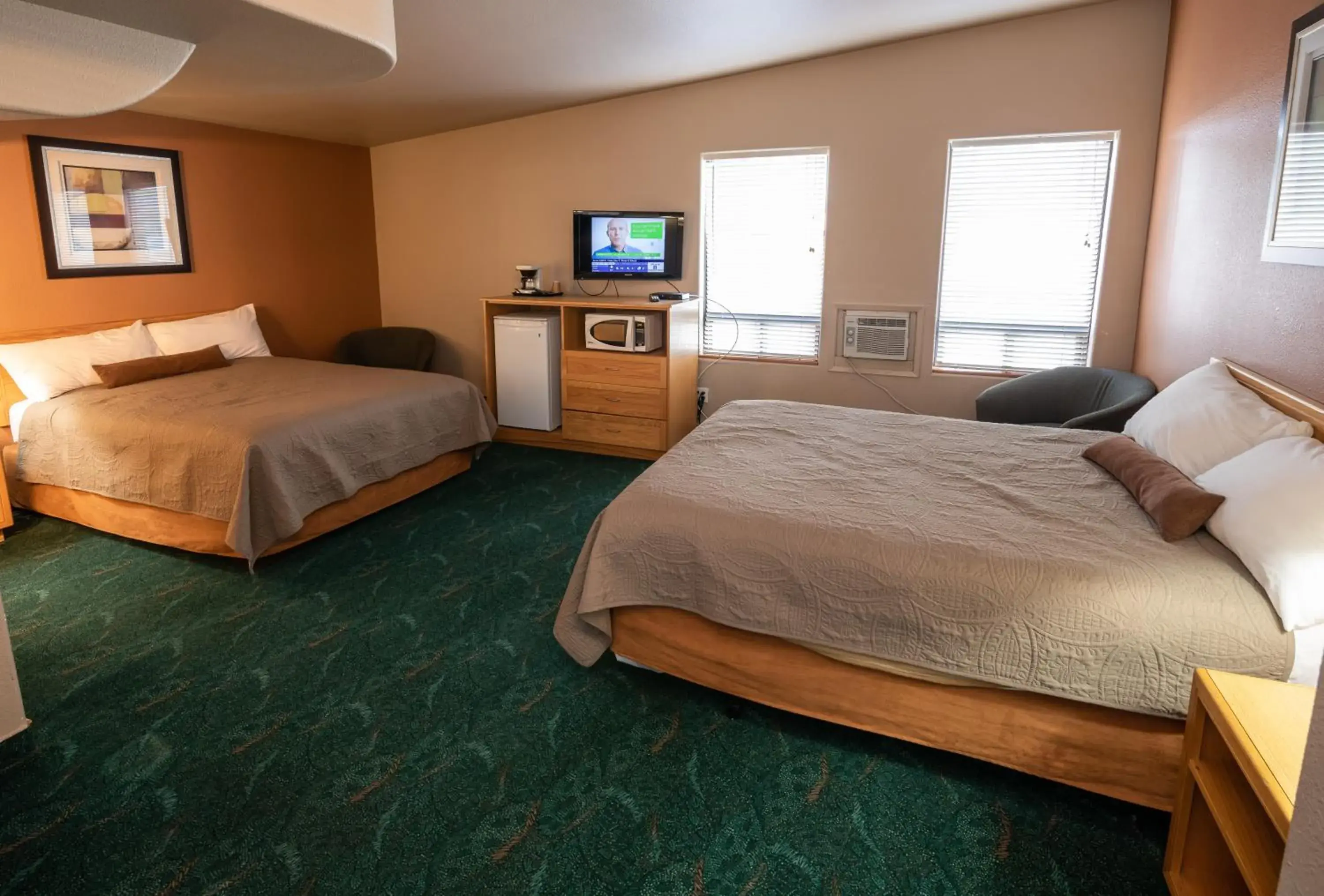 Photo of the whole room, Bed in Keystone Motor Inn