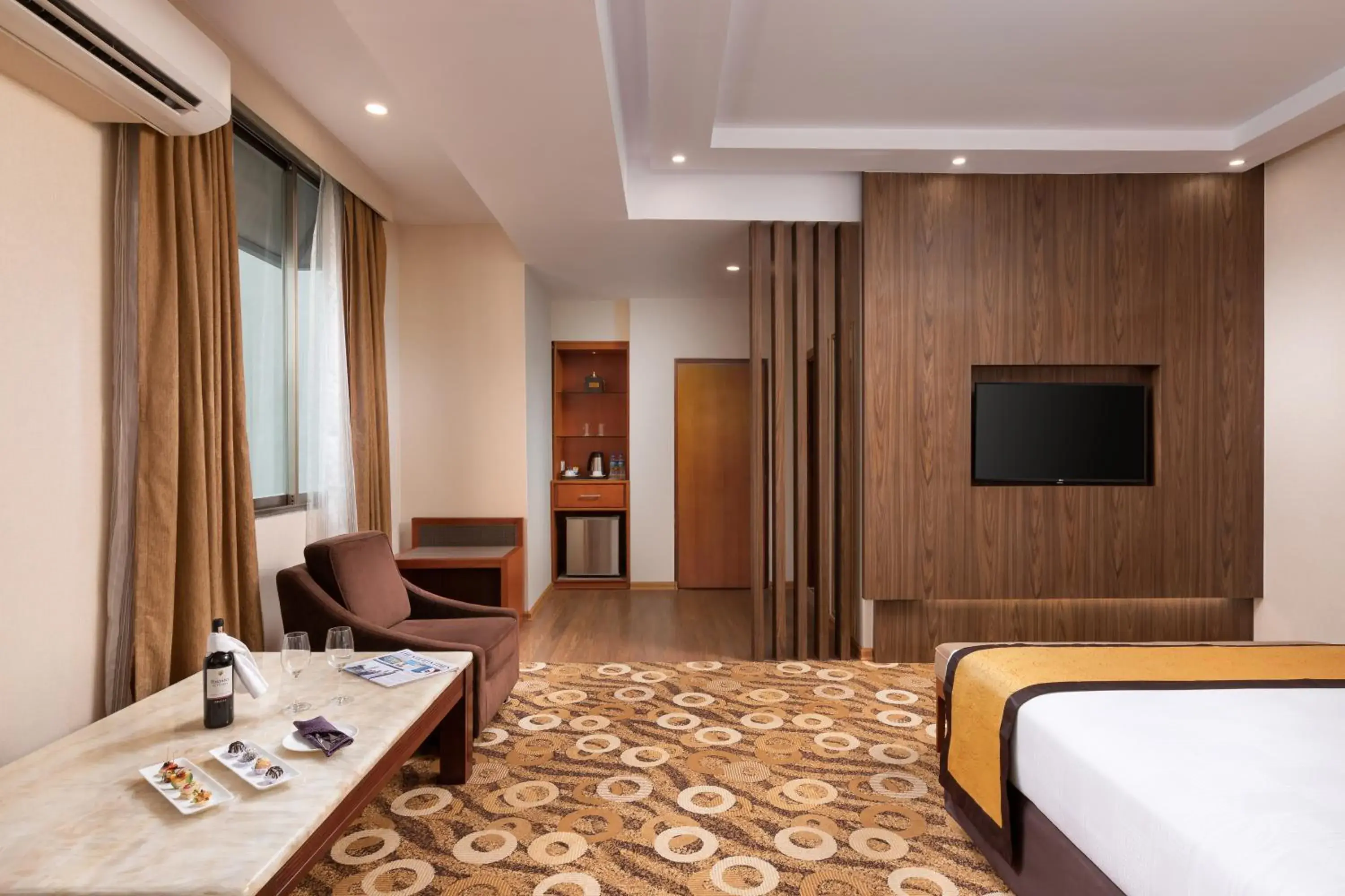 TV and multimedia, TV/Entertainment Center in Best Western Green Hill Hotel
