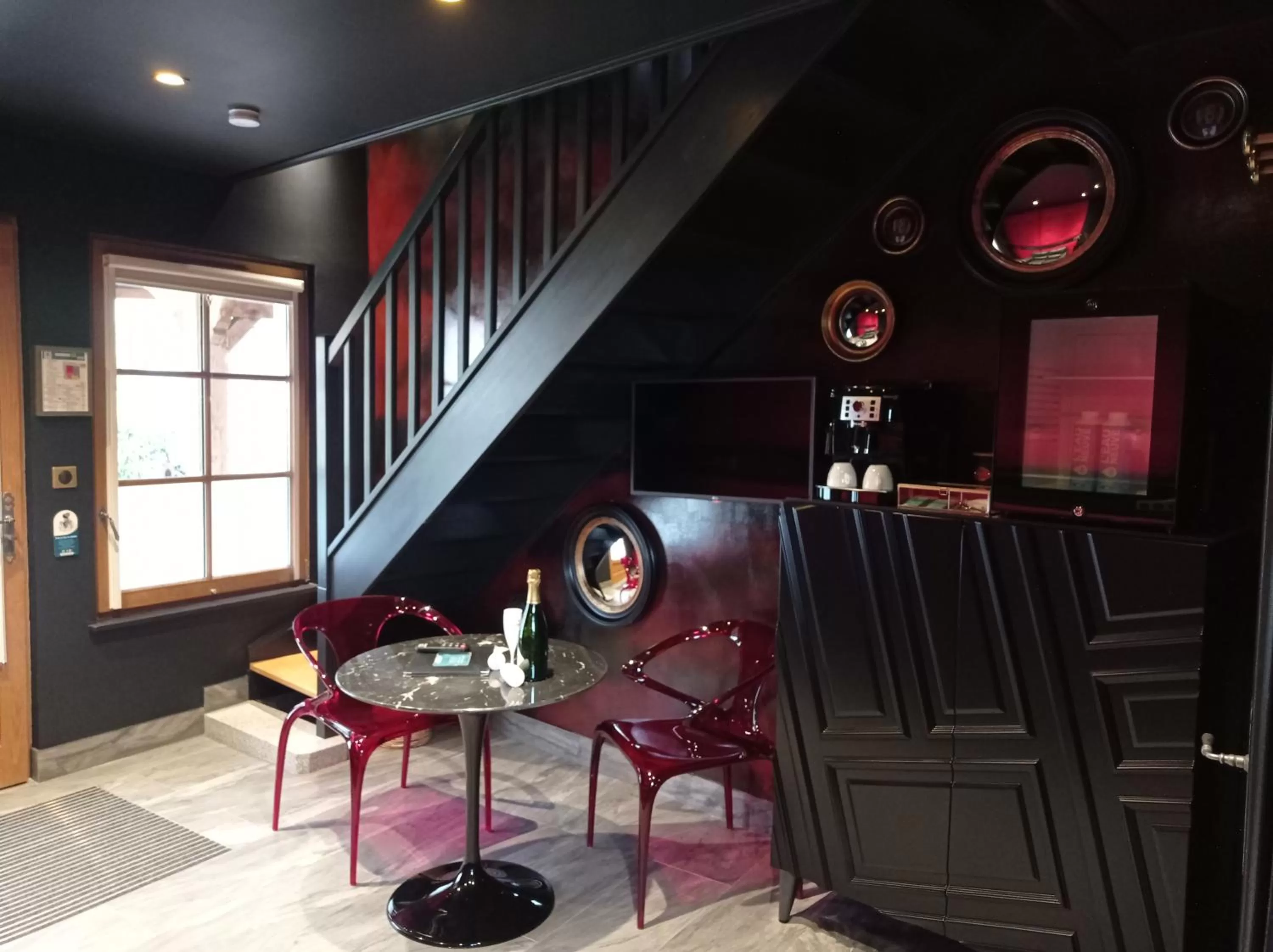 TV and multimedia in Hotel et Spa Le Lion d'Or