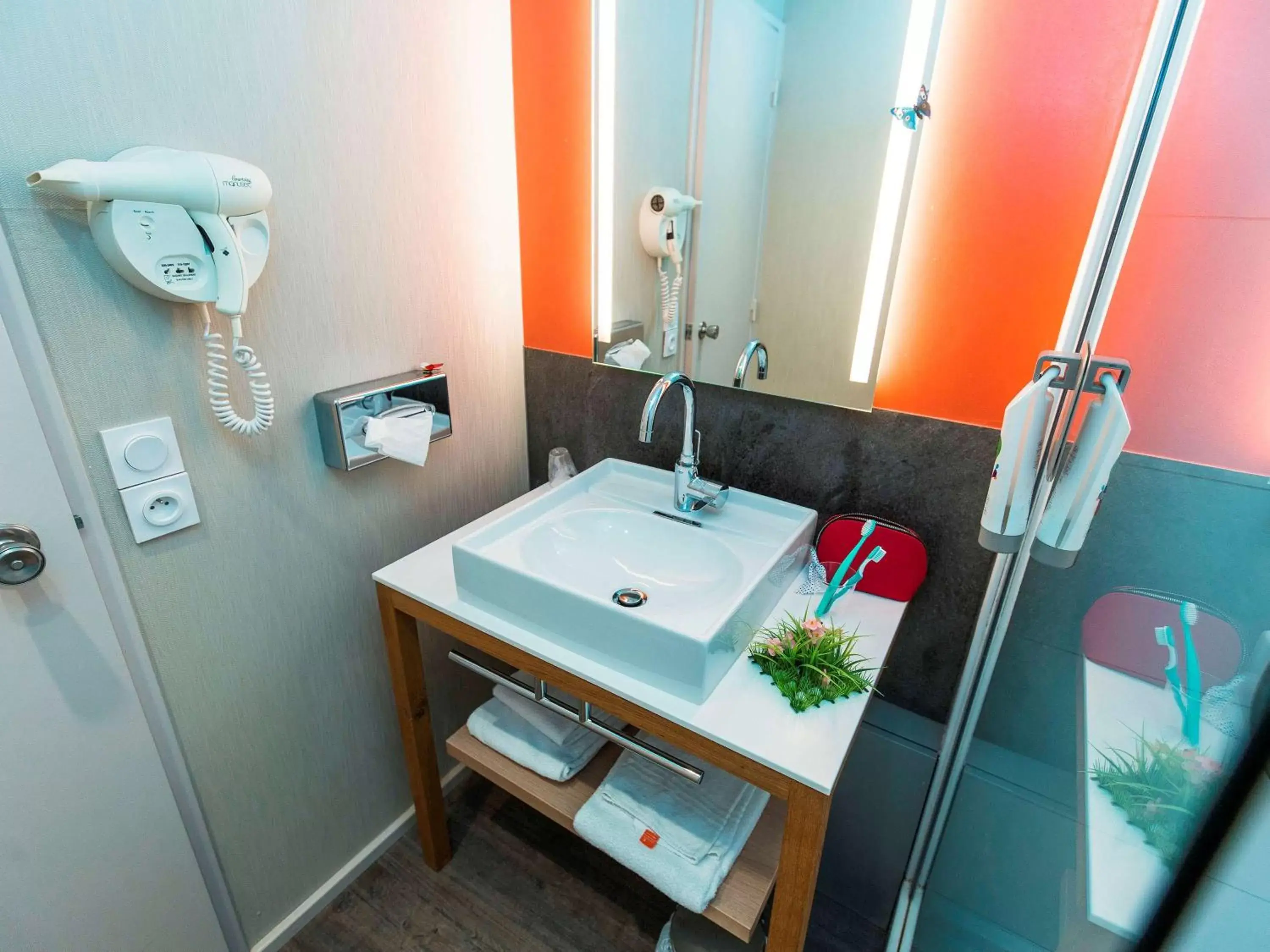 Bathroom in ibis Styles Tours Sud