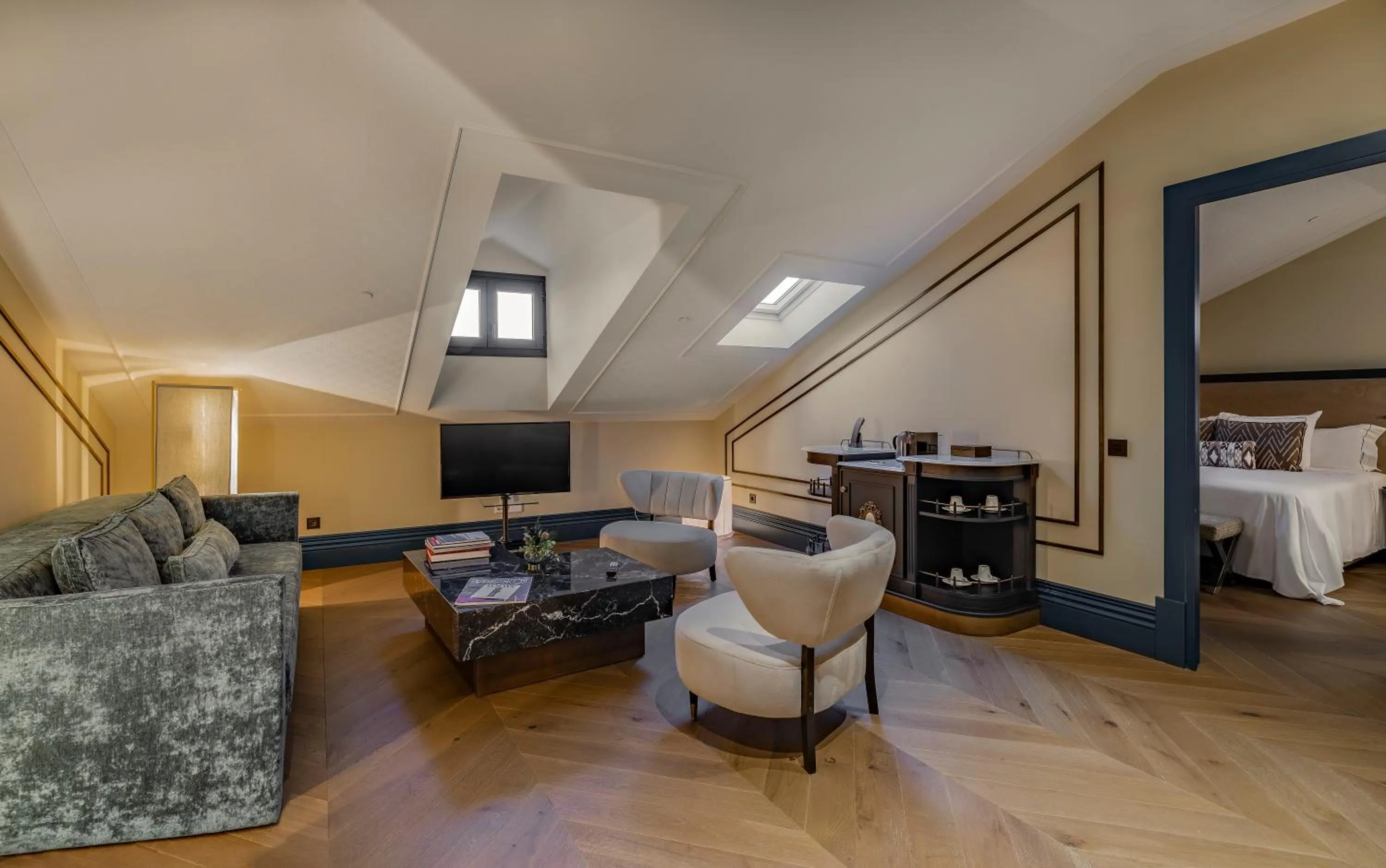 Living room, Bed in CoolRooms Palacio de Atocha