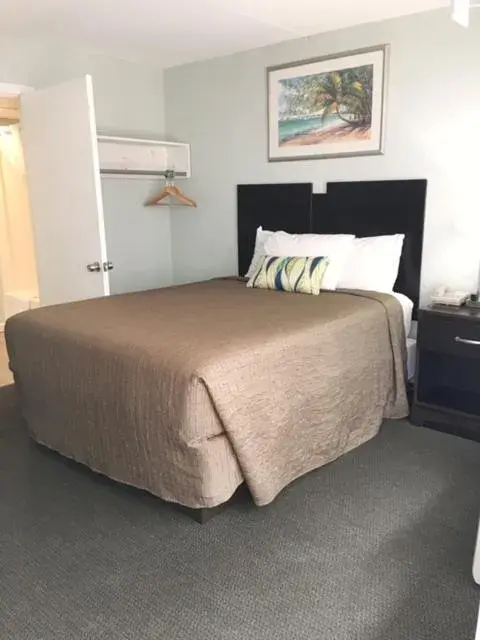 Bed in Ocean Plaza Motel Bed in Ocean Plaza Motel