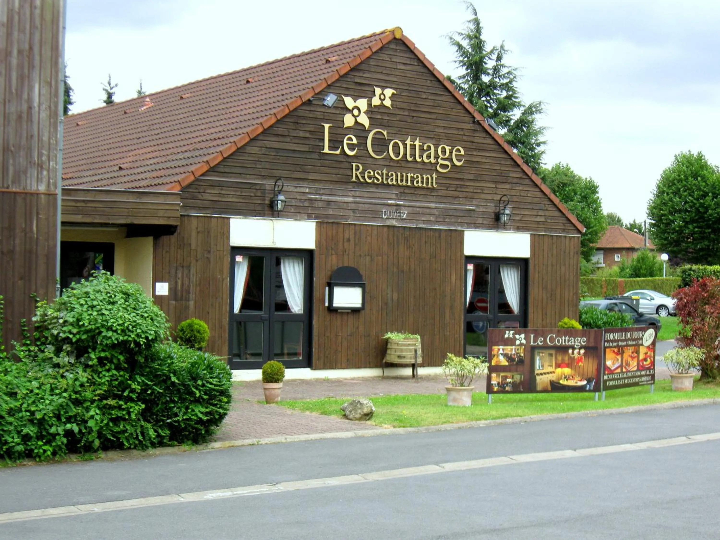 Facade/entrance in The Originals City, Le Cottage Hôtel, Bruay-la-Buissière