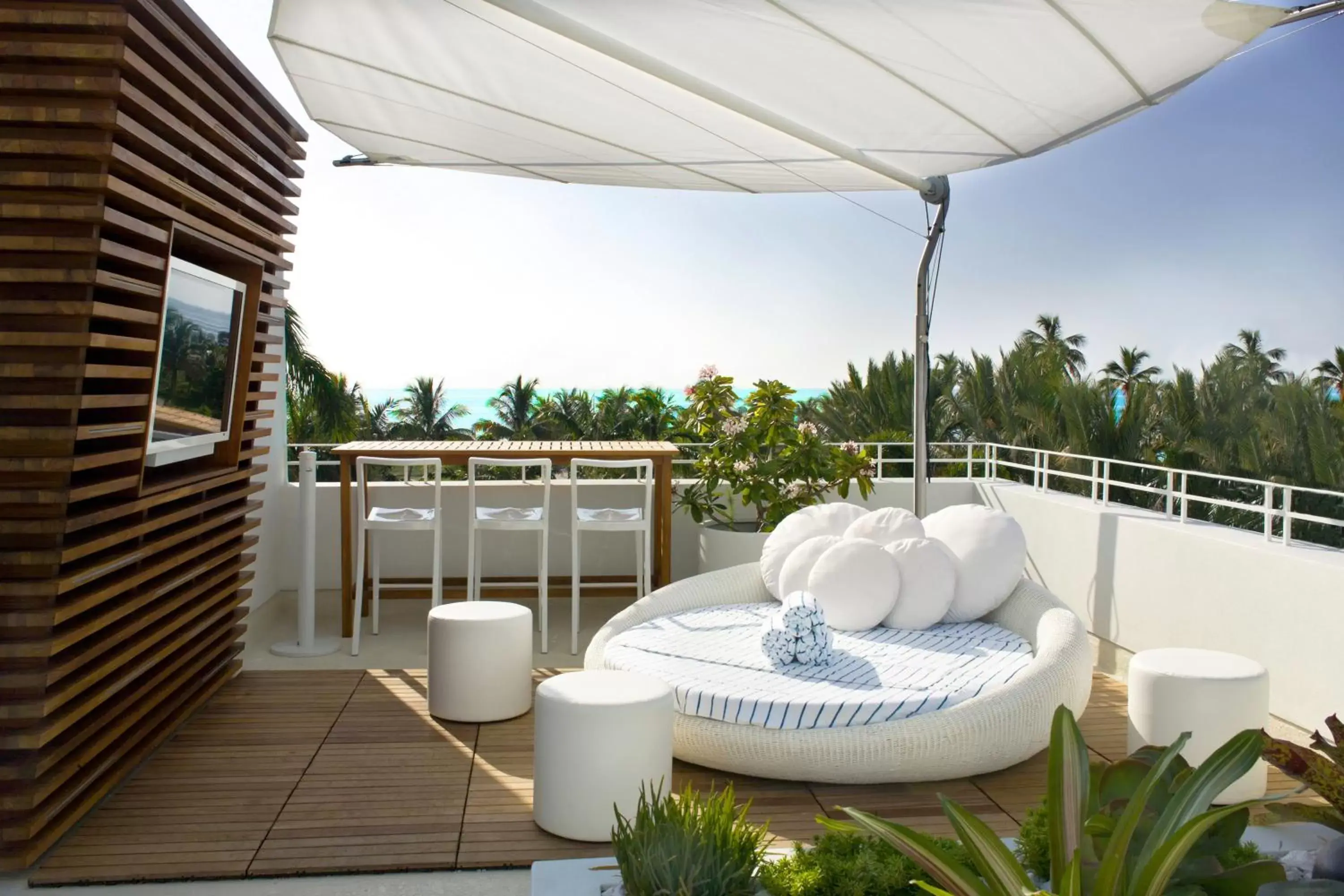 Swimming pool, Balcony/Terrace in Dream South Beach, Part Of Hyatt