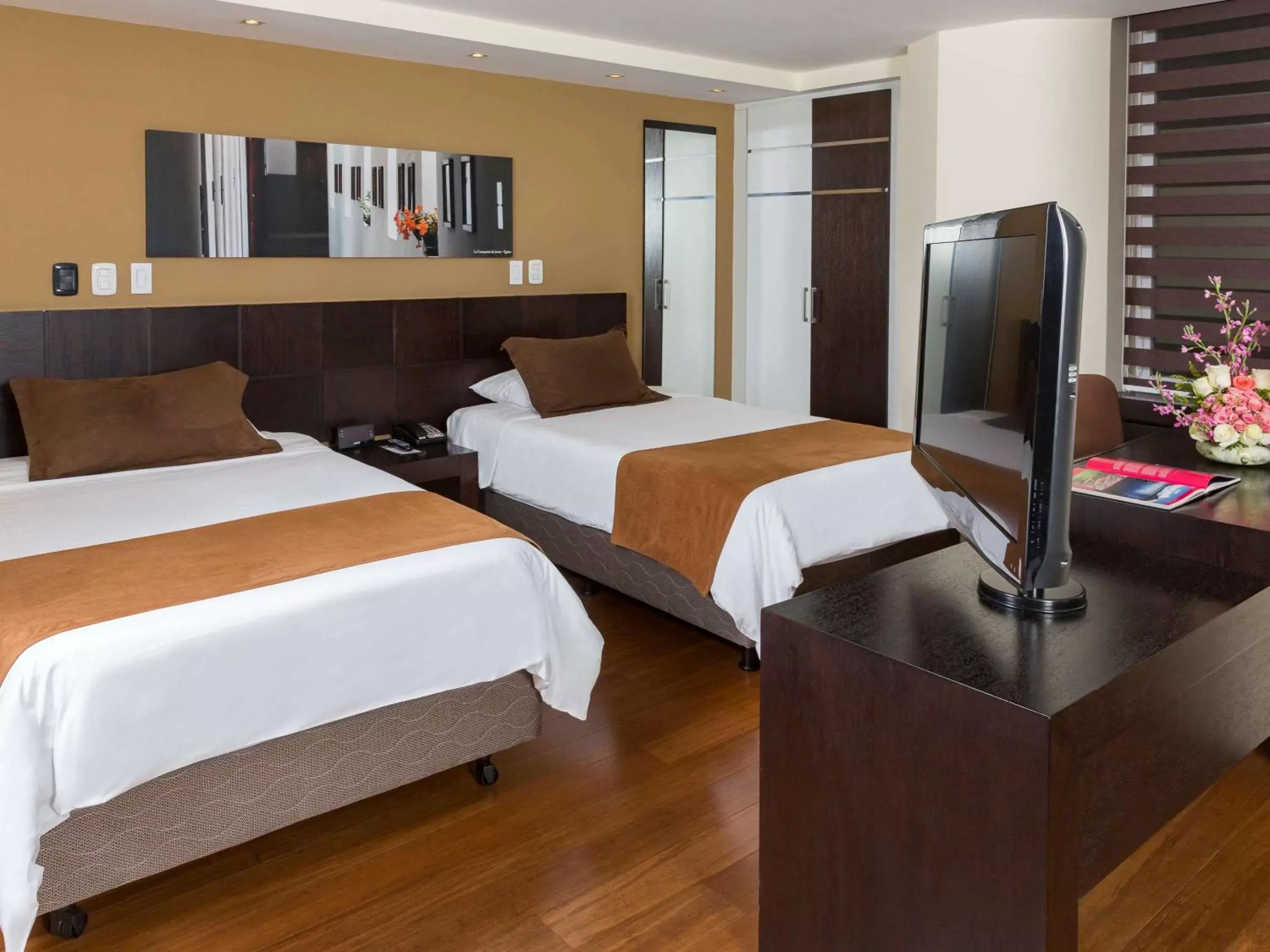 Photo of the whole room, Bed in Mercure Alameda Quito