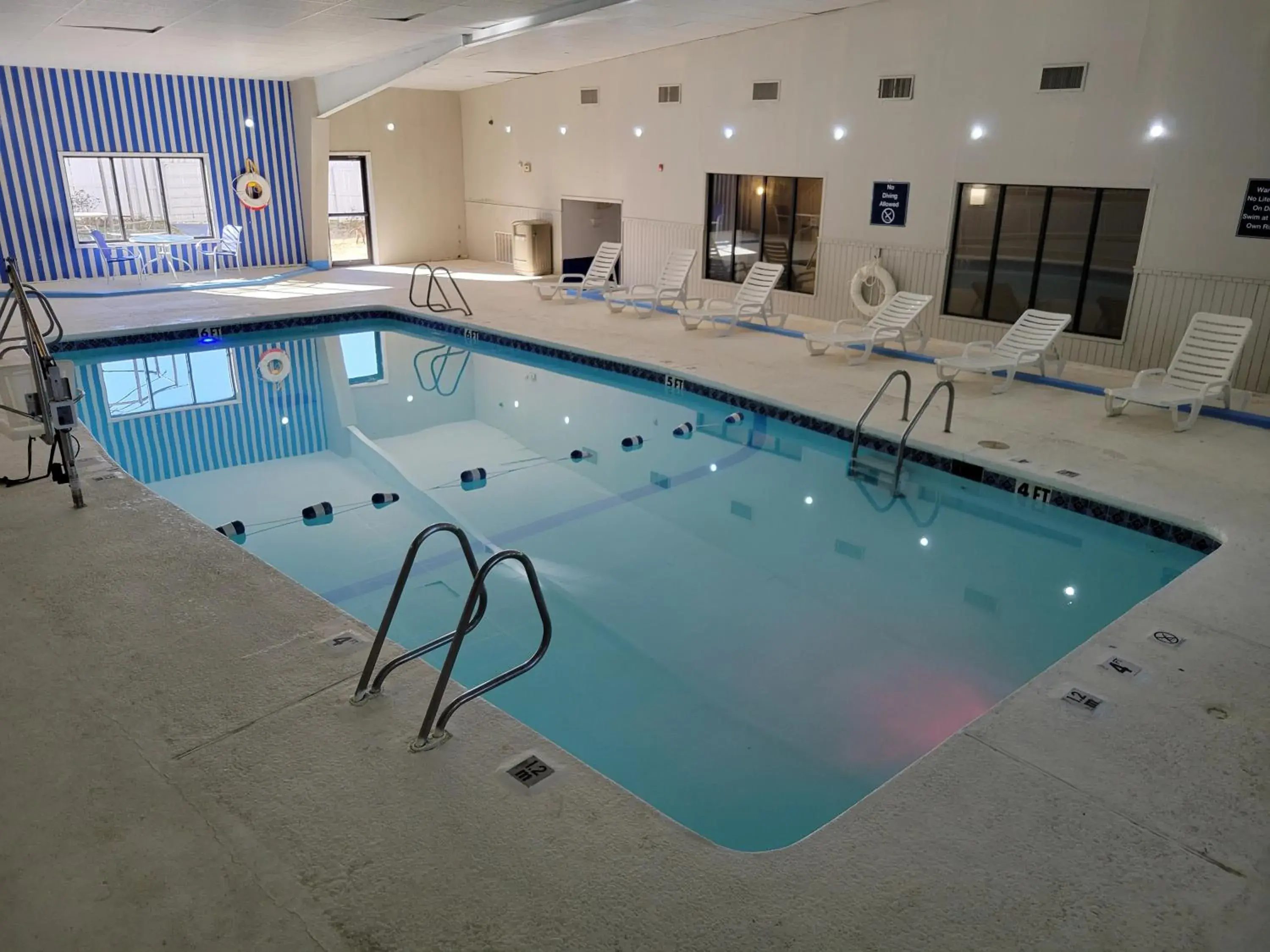 Swimming Pool in Motel 6 - Bartlesville, OK