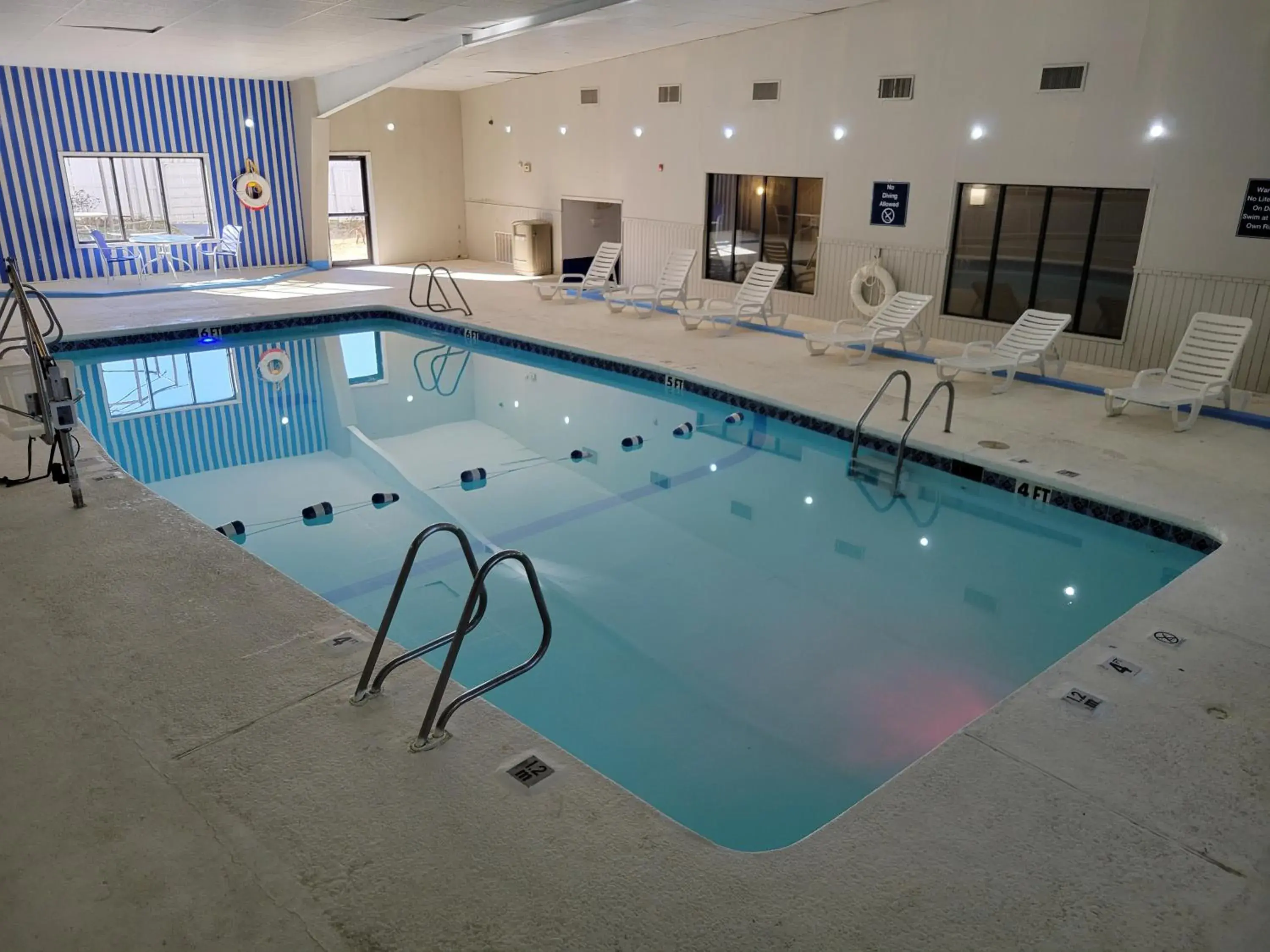 Swimming pool in Motel 6 - Bartlesville, OK Swimming pool in Motel 6 - Bartlesville, OK