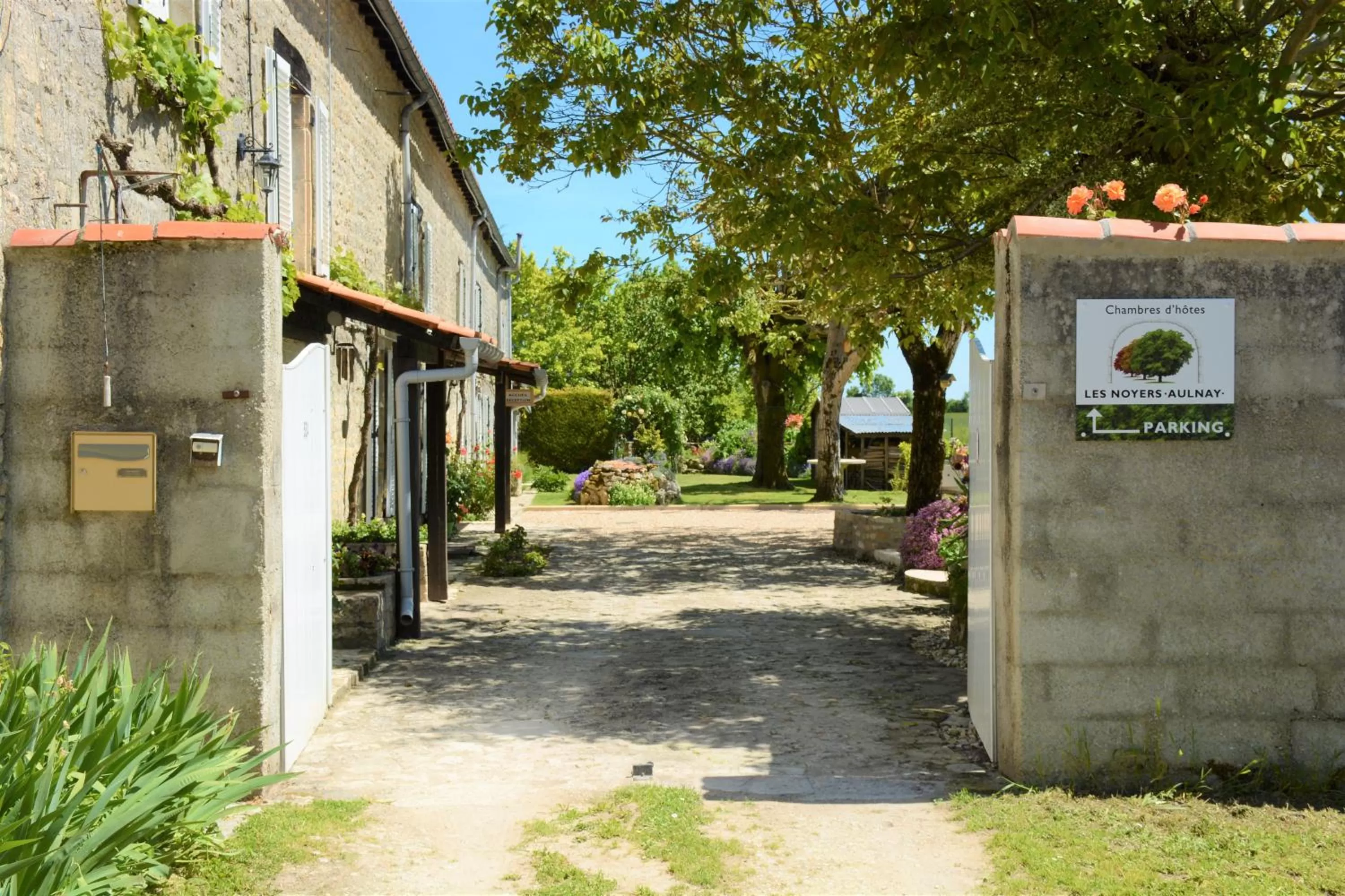 Facade/entrance in Les noyers aulnay