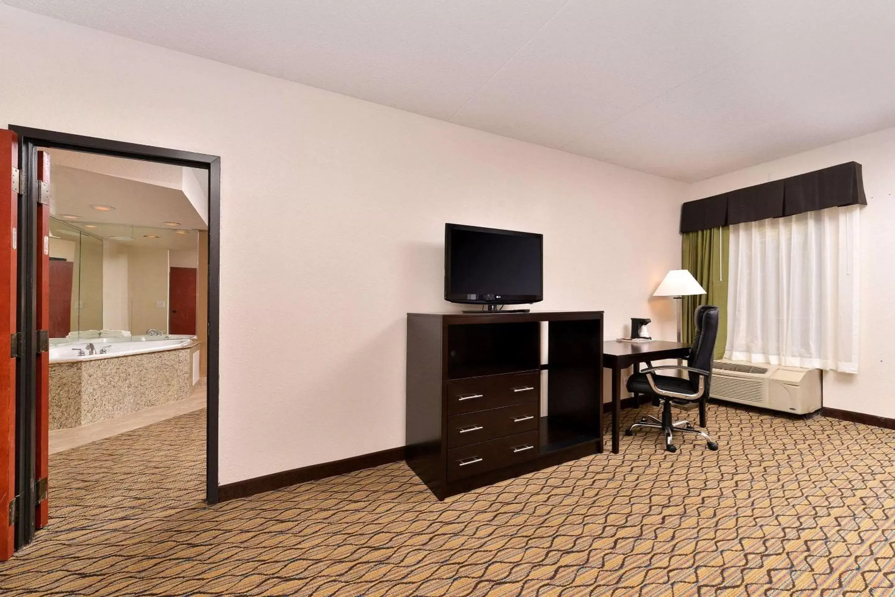 Photo of the whole room, TV/Entertainment Center in Quality Inn & Suites Matteson near I-57