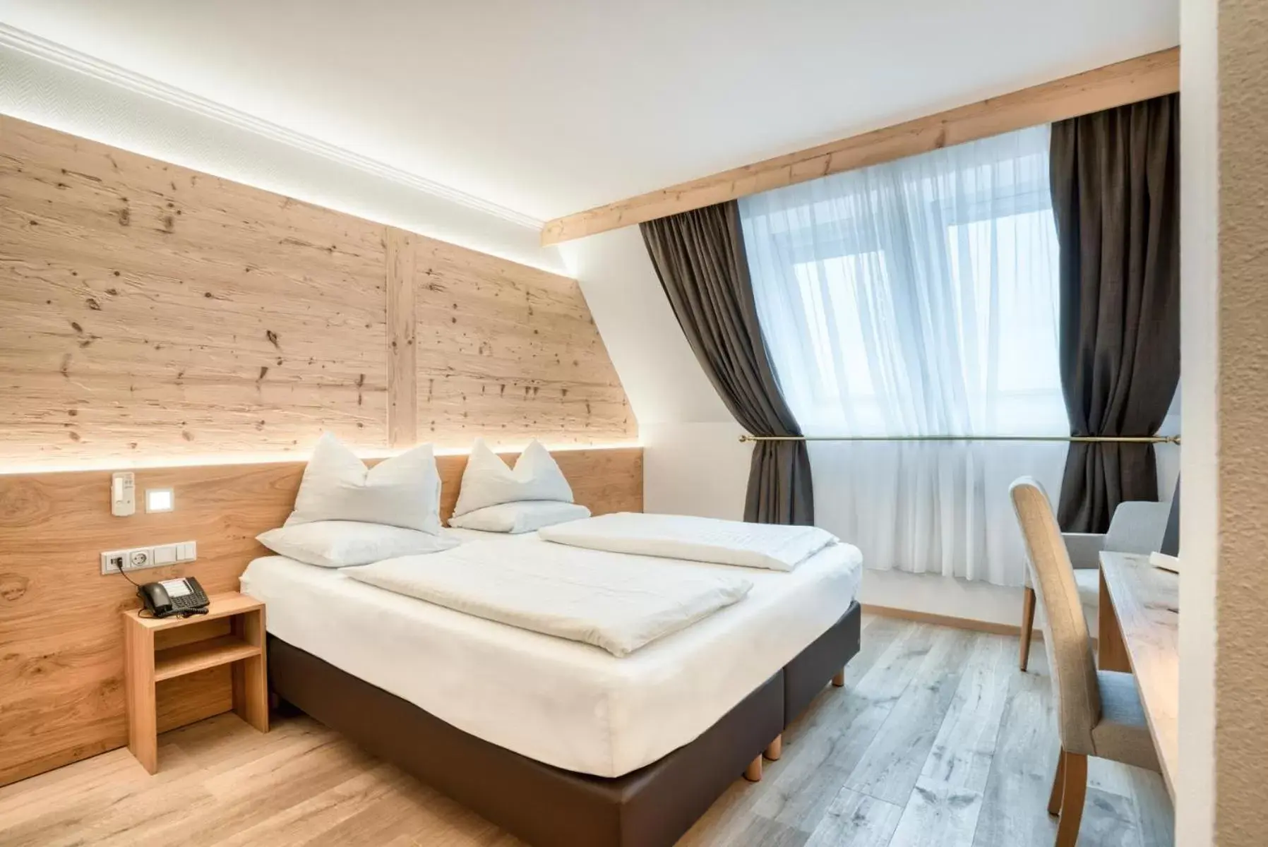 Photo of the whole room, Bed in Leipziger Hof Innsbruck