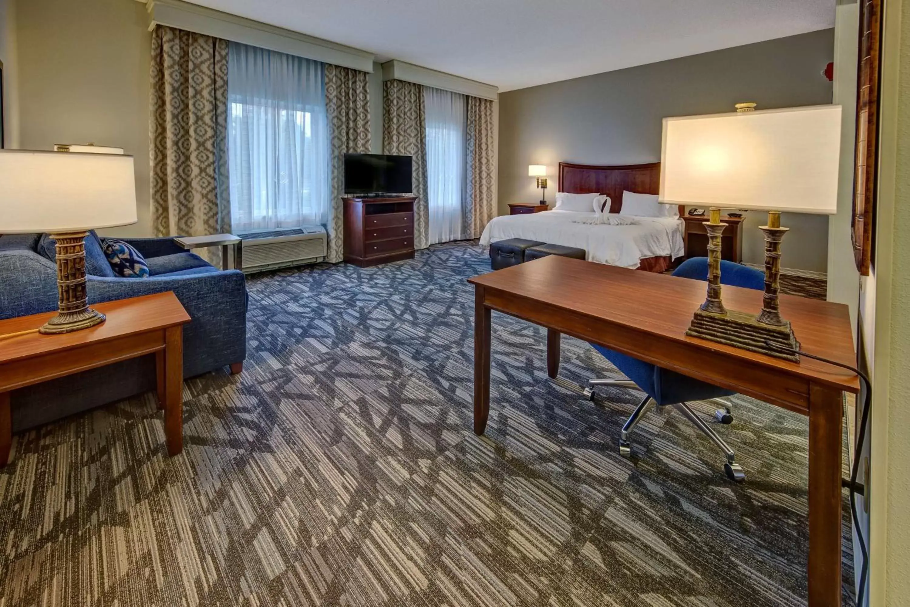 Bed, TV/Entertainment Center in Hampton Inn & Suites Stuart-North