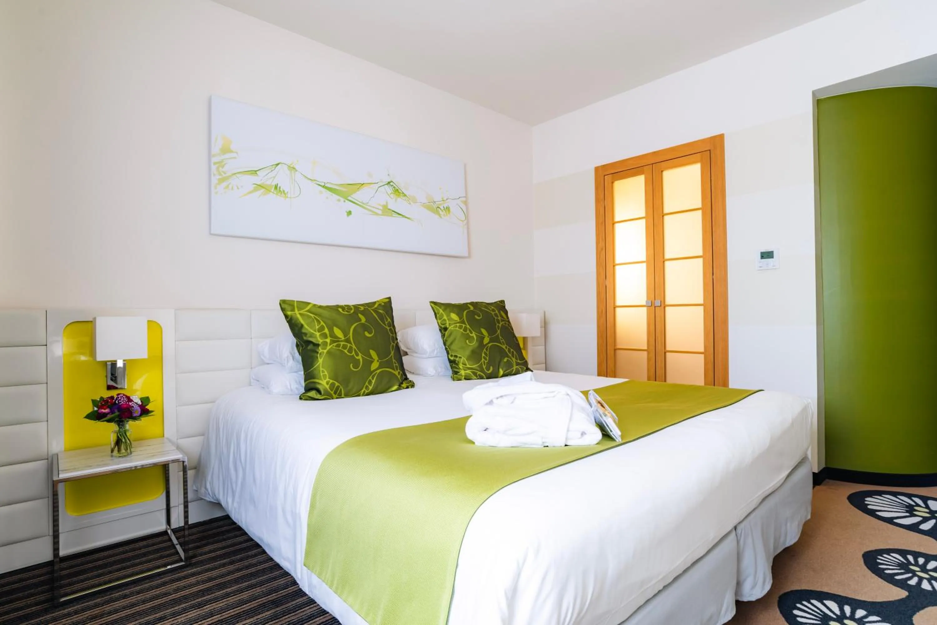 Bed in Best Western Plus Hôtel Le Rhénan & Restaurant Chez Claude