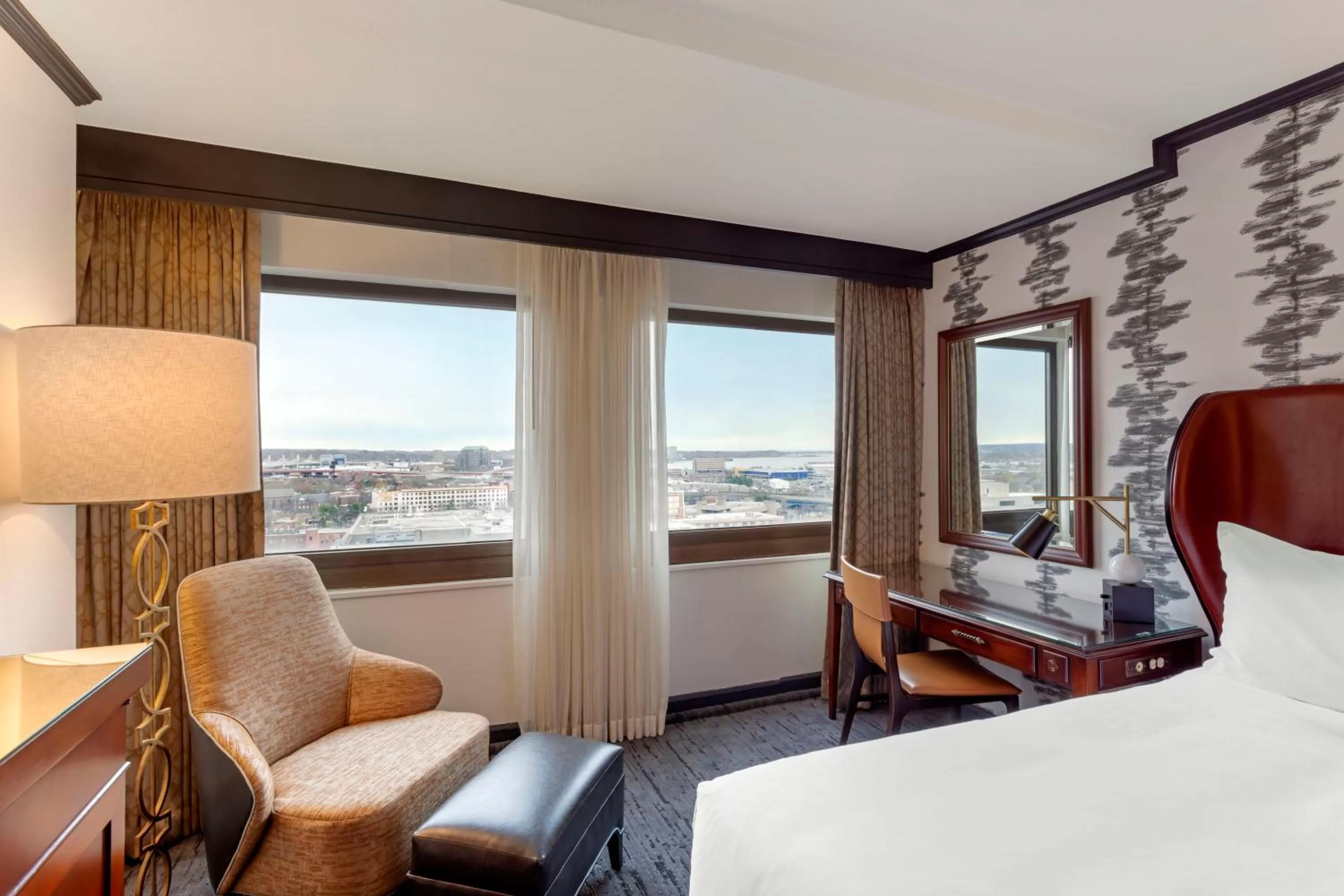 Accessible Deluxe Room with Roll-In Shower 1 Queen Bed in Omni New Haven Hotel at Yale