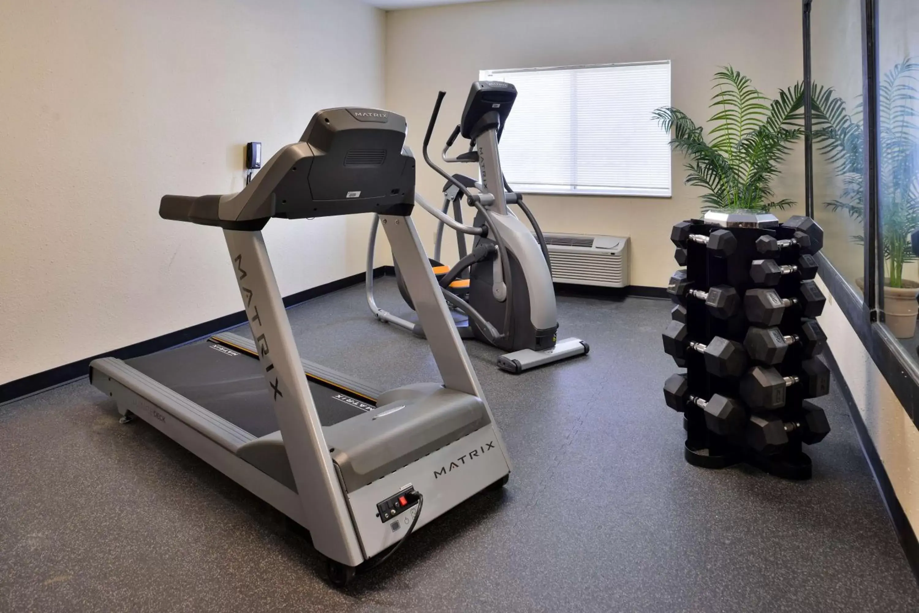 Fitness centre/facilities, Fitness Center/Facilities in SureStay Plus Hotel by Best Western Ottumwa