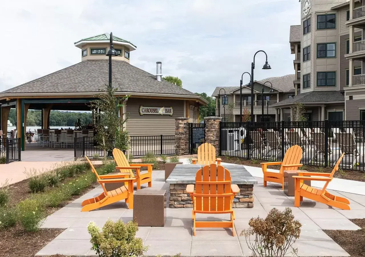 Lounge or bar, Property Building in Chautauqua Harbor Hotel - Jamestown