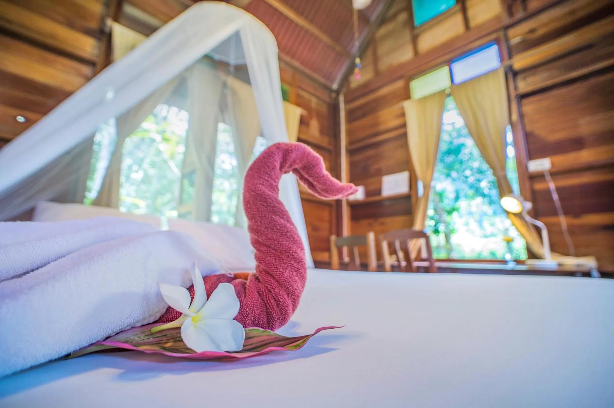 Photo of the whole room, Bed in Art's Riverview Lodge