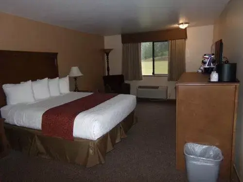 Bedroom, Bed in Cowlitz River Lodge