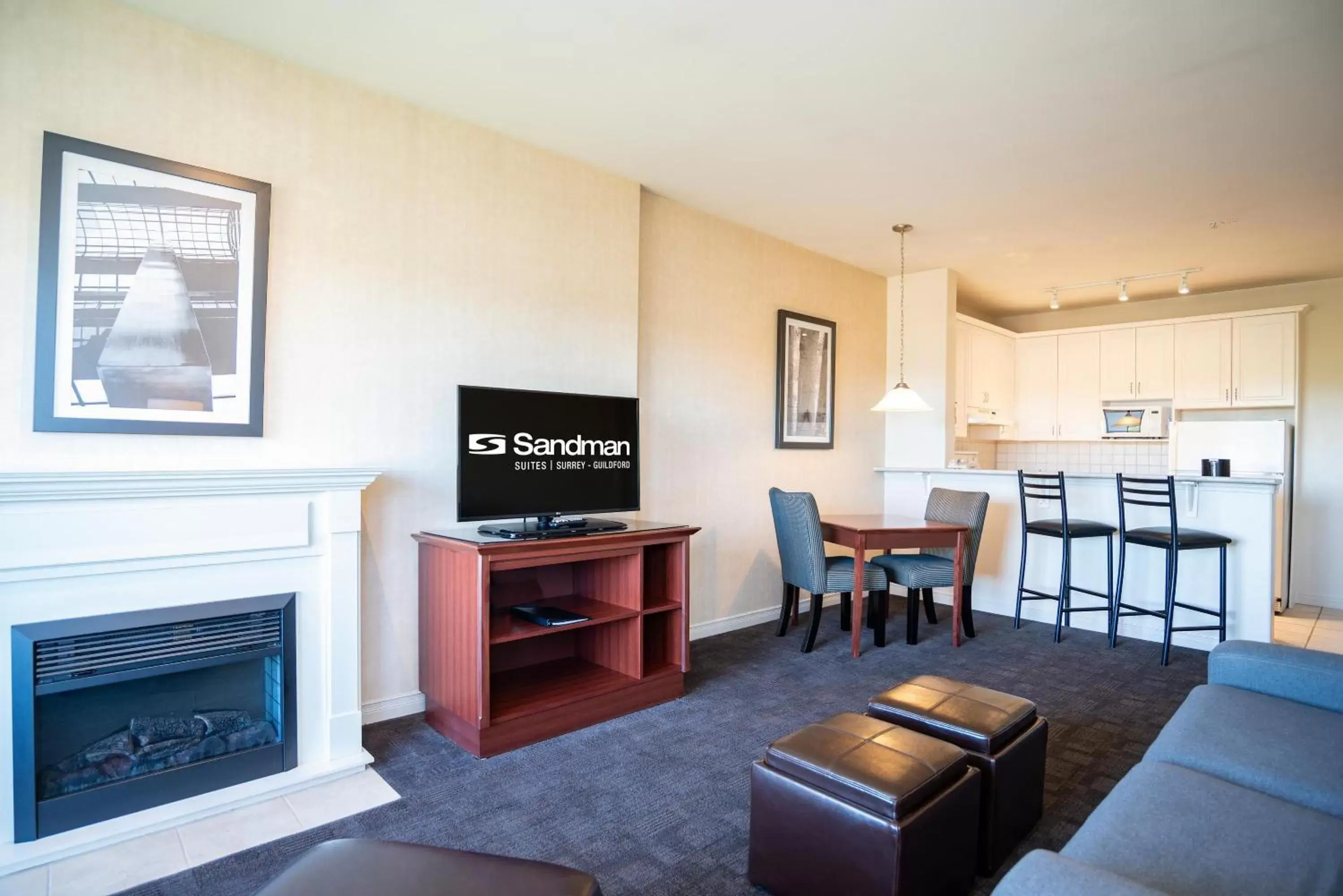 Photo of the whole room, TV/Entertainment Center in Sandman Suites Surrey - Guildford