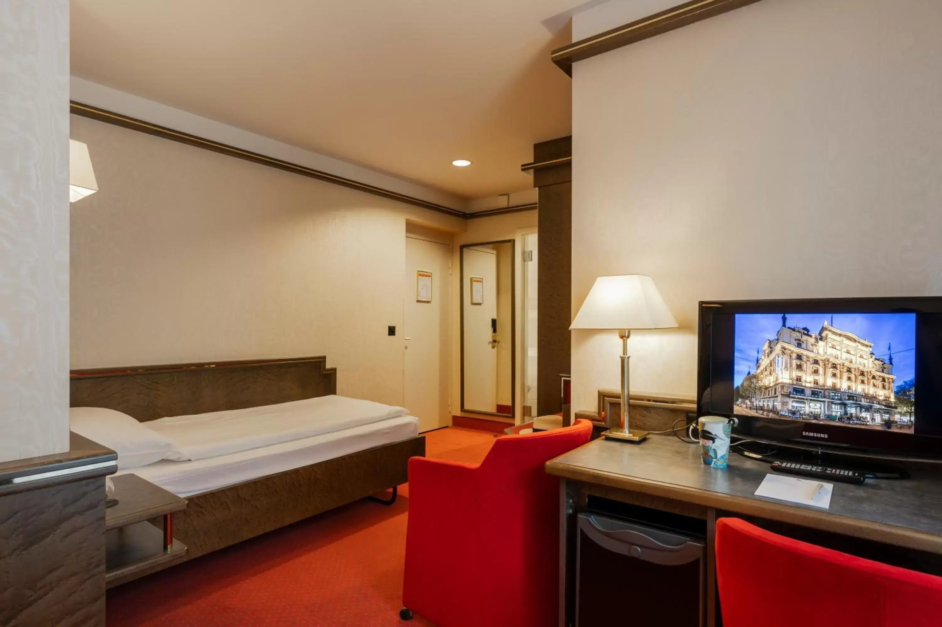 Bedroom, Bed in Hotel Monopol Luzern