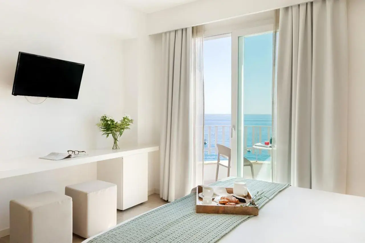 Bedroom, TV/Entertainment Center in Albatros Beach Hotel