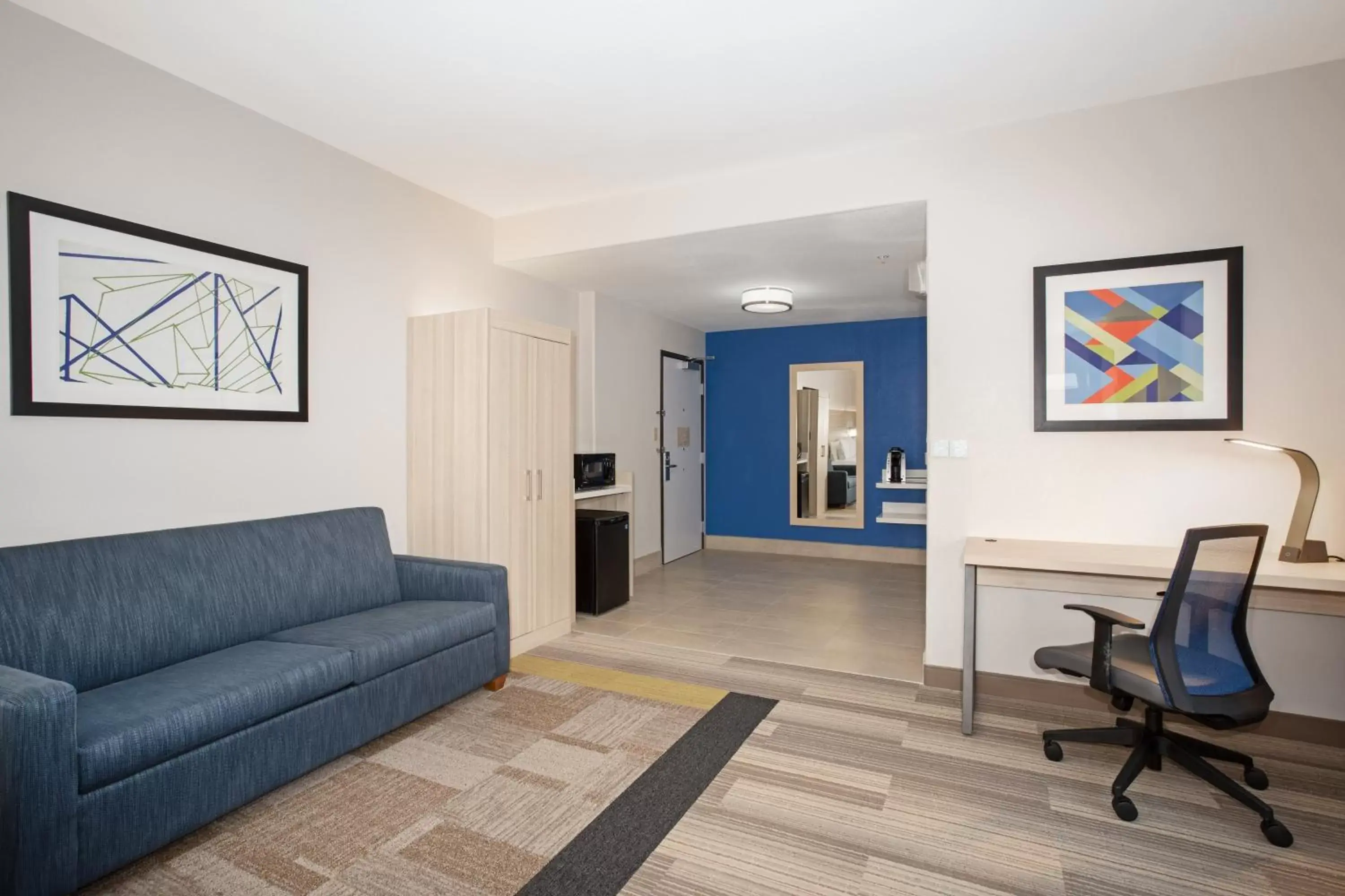 Photo of the whole room, Seating Area in Holiday Inn Express Hotel & Suites Phoenix-Glendale