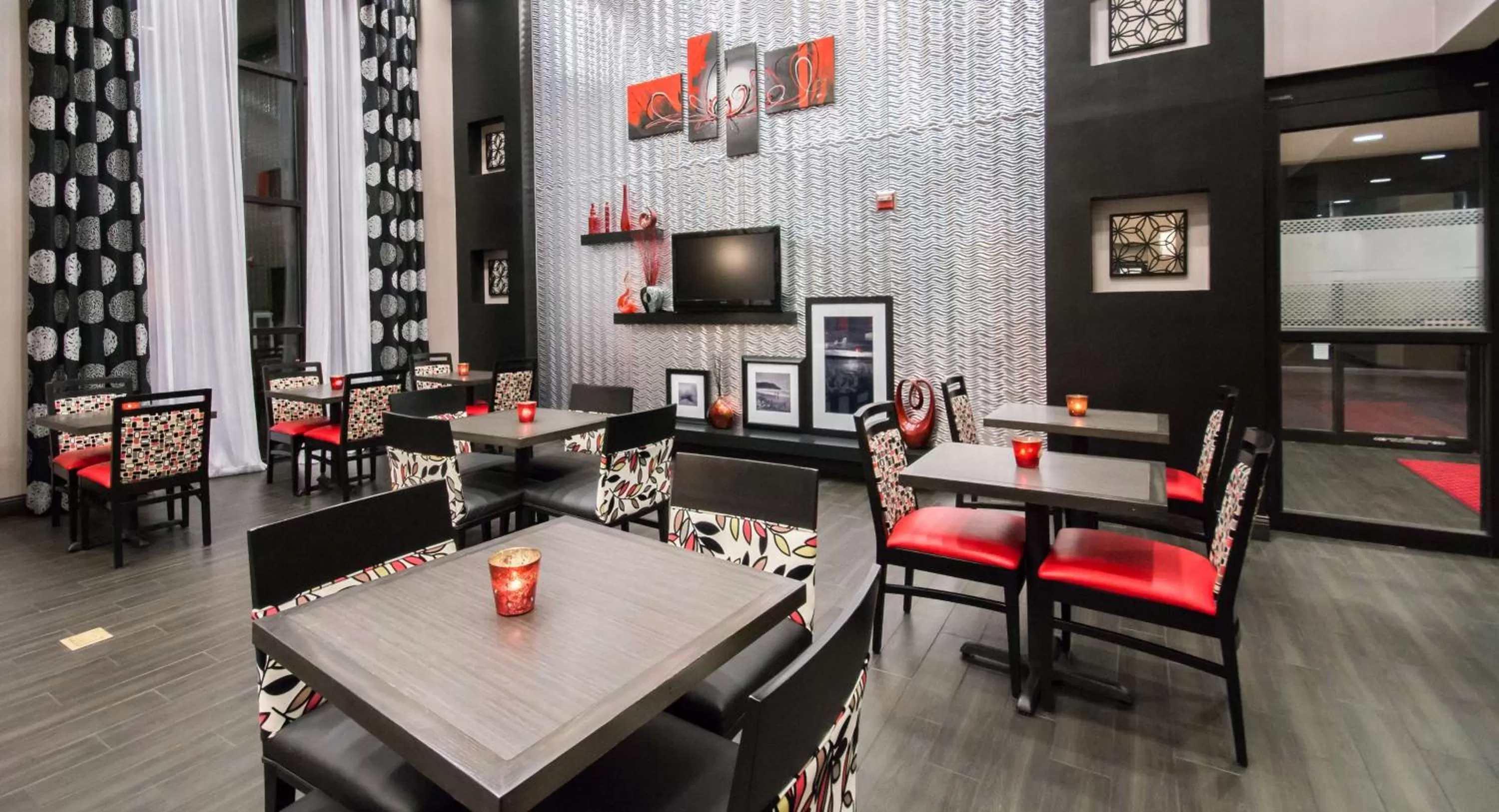 Dining area in Hampton Inn & Suites Orlando-John Young Parkway/South Park