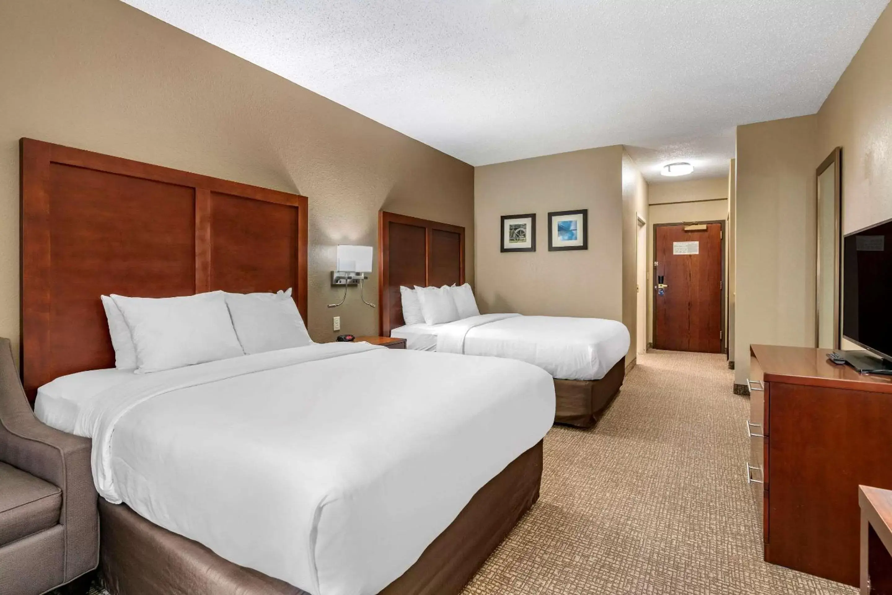 Photo of the whole room, Bed in Comfort Inn & Suites St Louis-O'Fallon