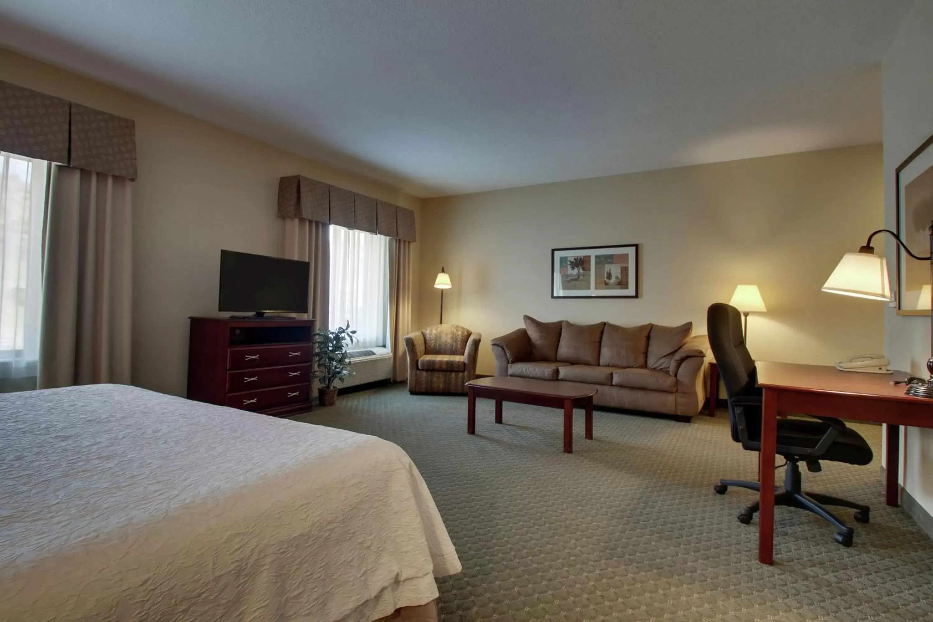 Bedroom, Seating Area in Hampton Inn & Suites Denver Littleton
