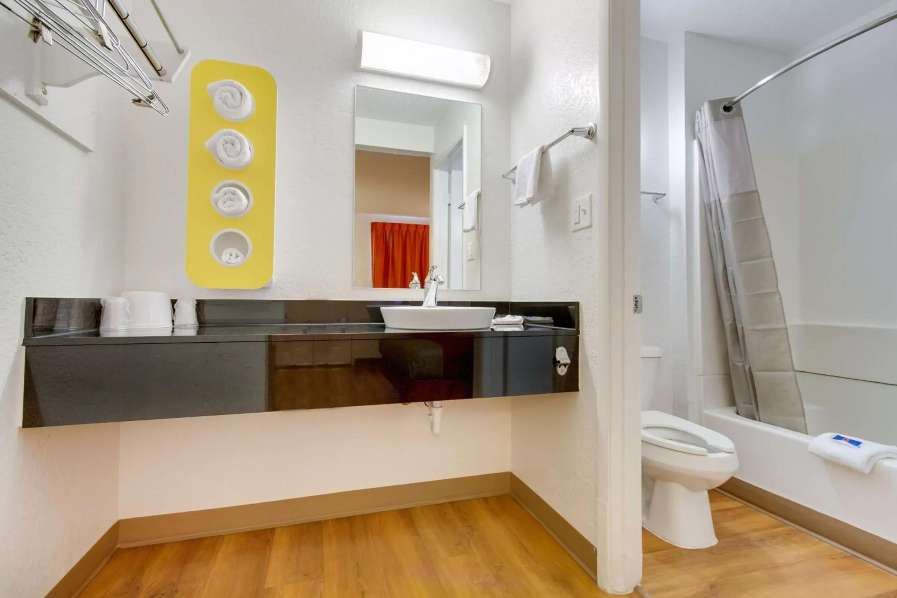 Bathroom, Kitchen/Kitchenette in Motel 6-Tempe, AZ - Scottsdale South