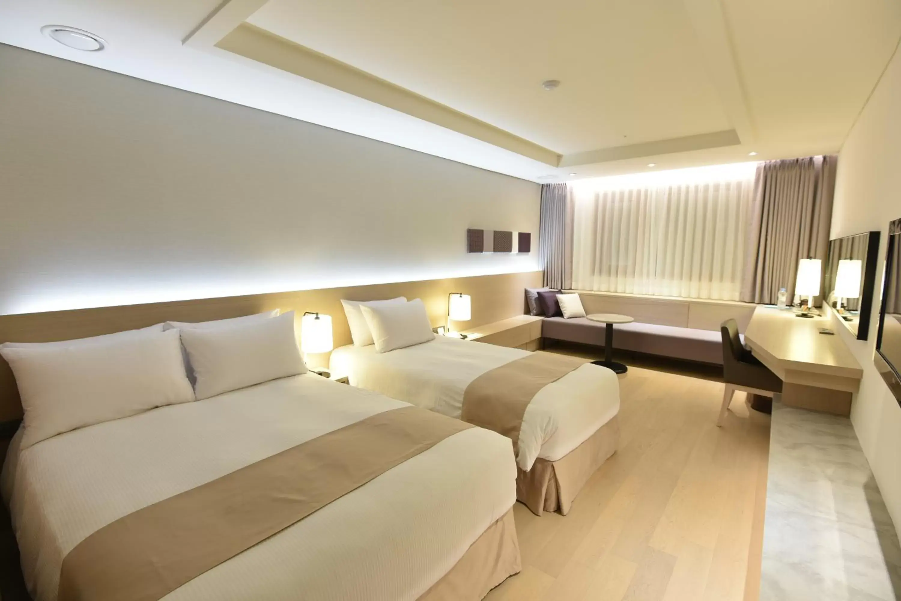 Bedroom, Bed in Pacific Hotel