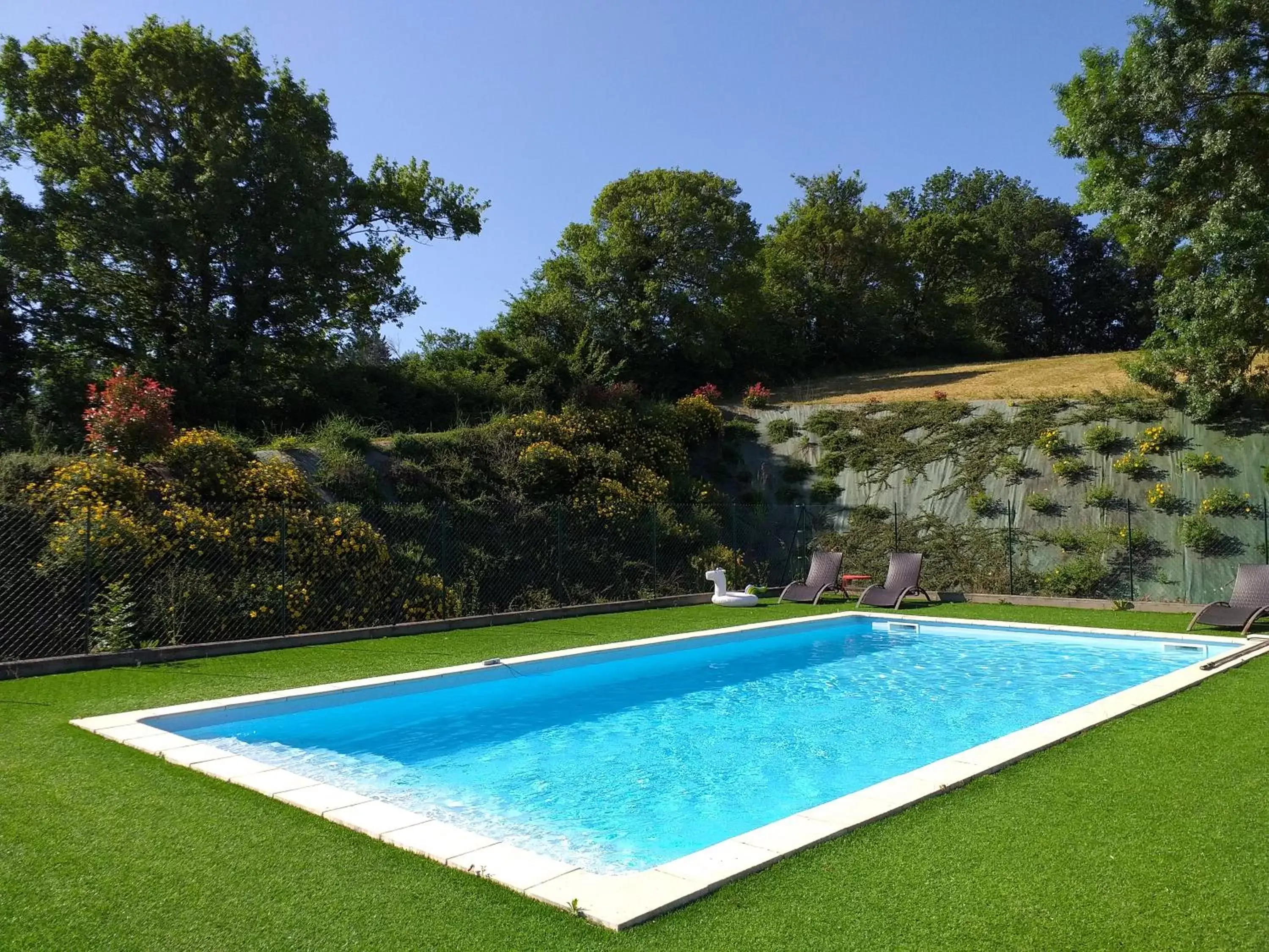 Swimming Pool in Chambre d'Hôtes Le Moulin d'Encor