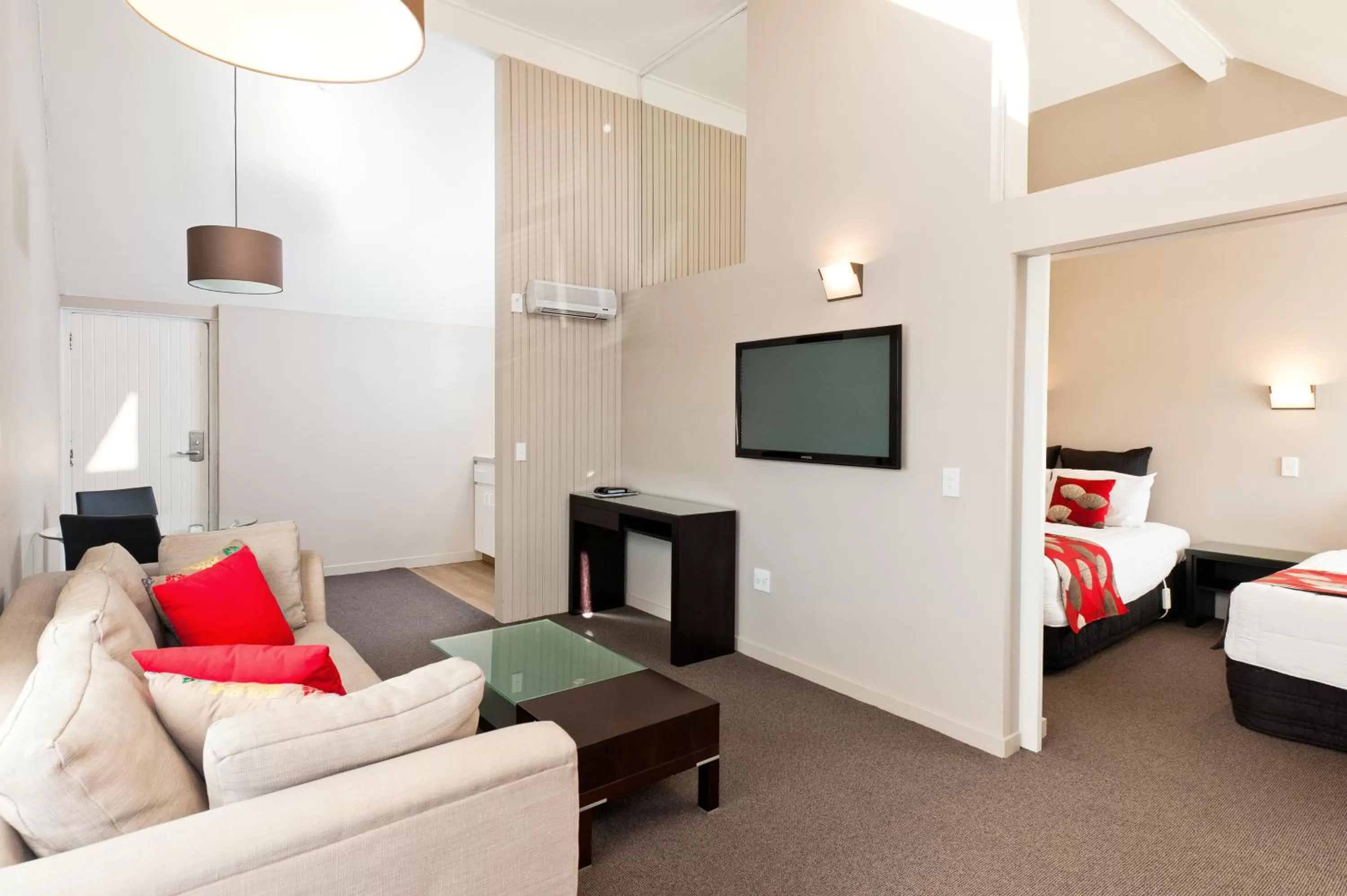 Seating area, Bed in Belmont Motor Inn