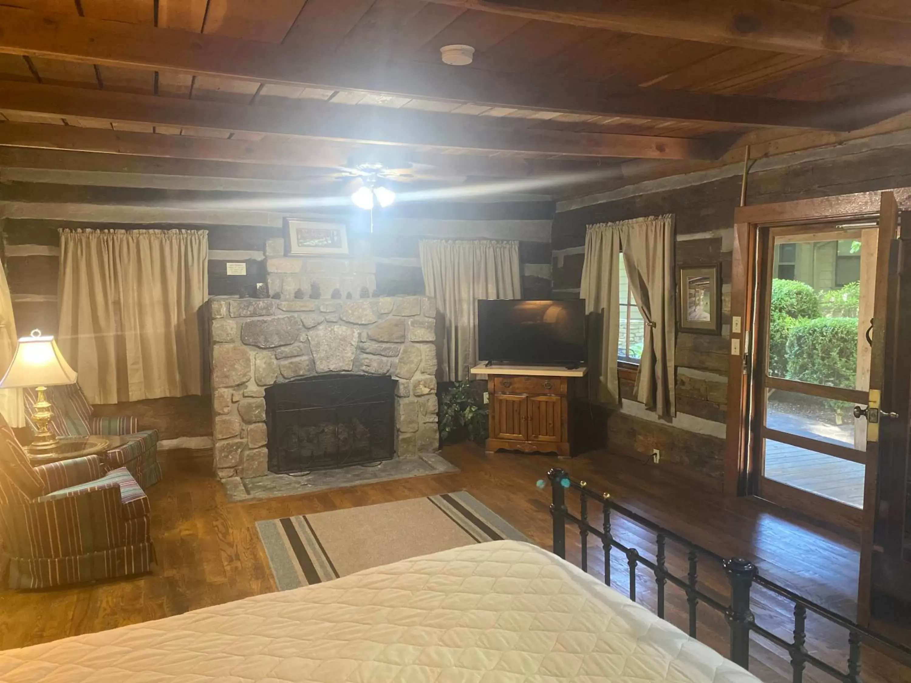 Seating area, TV/Entertainment Center in Carr's Northside Hotel and Cottages