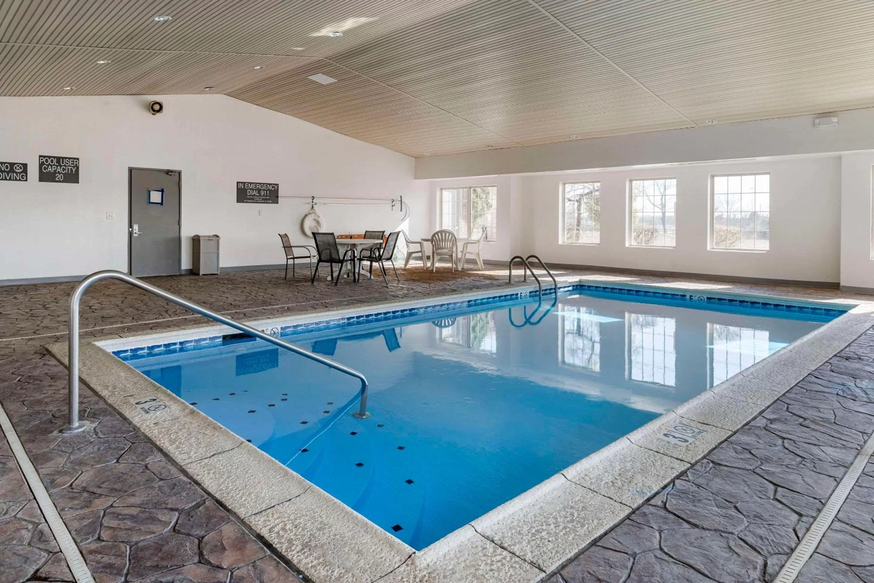 Swimming pool in Comfort Inn & Suites Shelbyville
