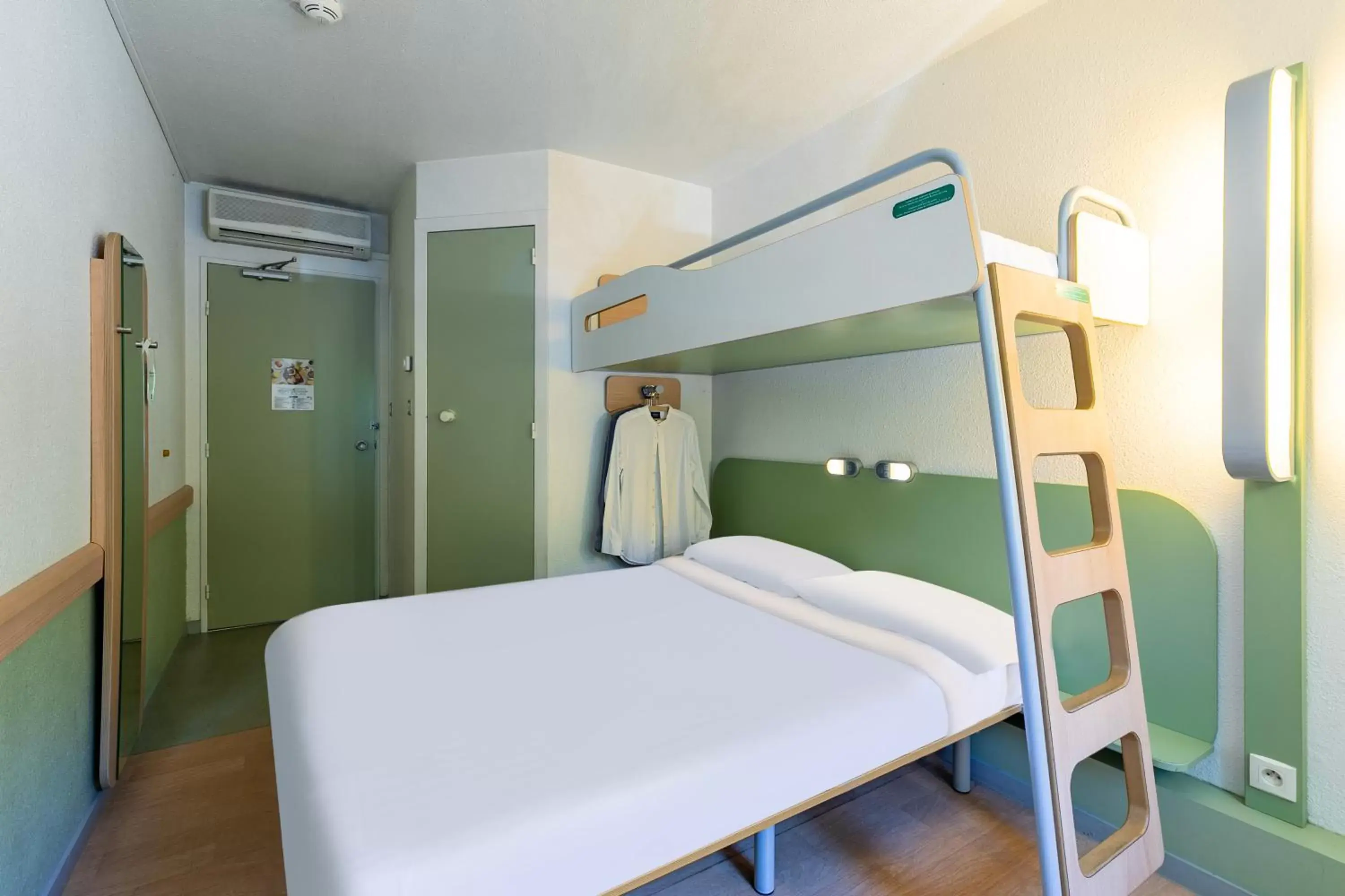 Bedroom, Bunk Bed in B&B HOTEL Mulhouse Dornach - Parking Gratuit