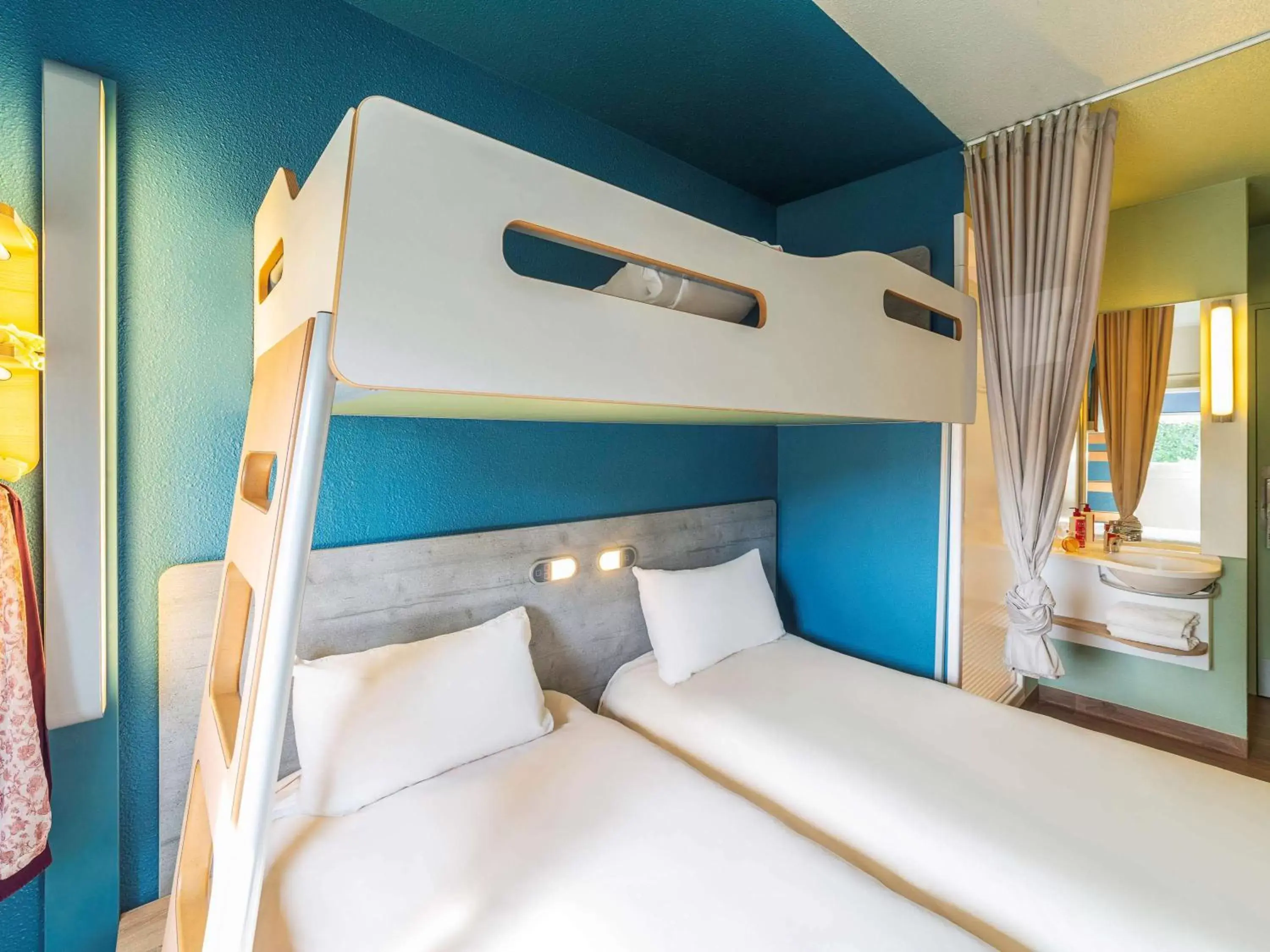 Photo of the whole room, Bunk Bed in Ibis budget Rouen Petit Quevilly