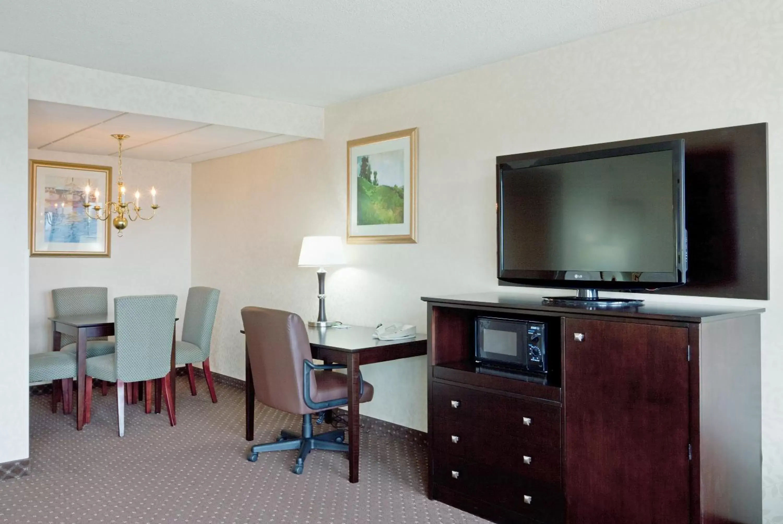 Photo of the whole room, TV/Entertainment Center in Holiday Inn Portland-By the Bay, an IHG Hotel