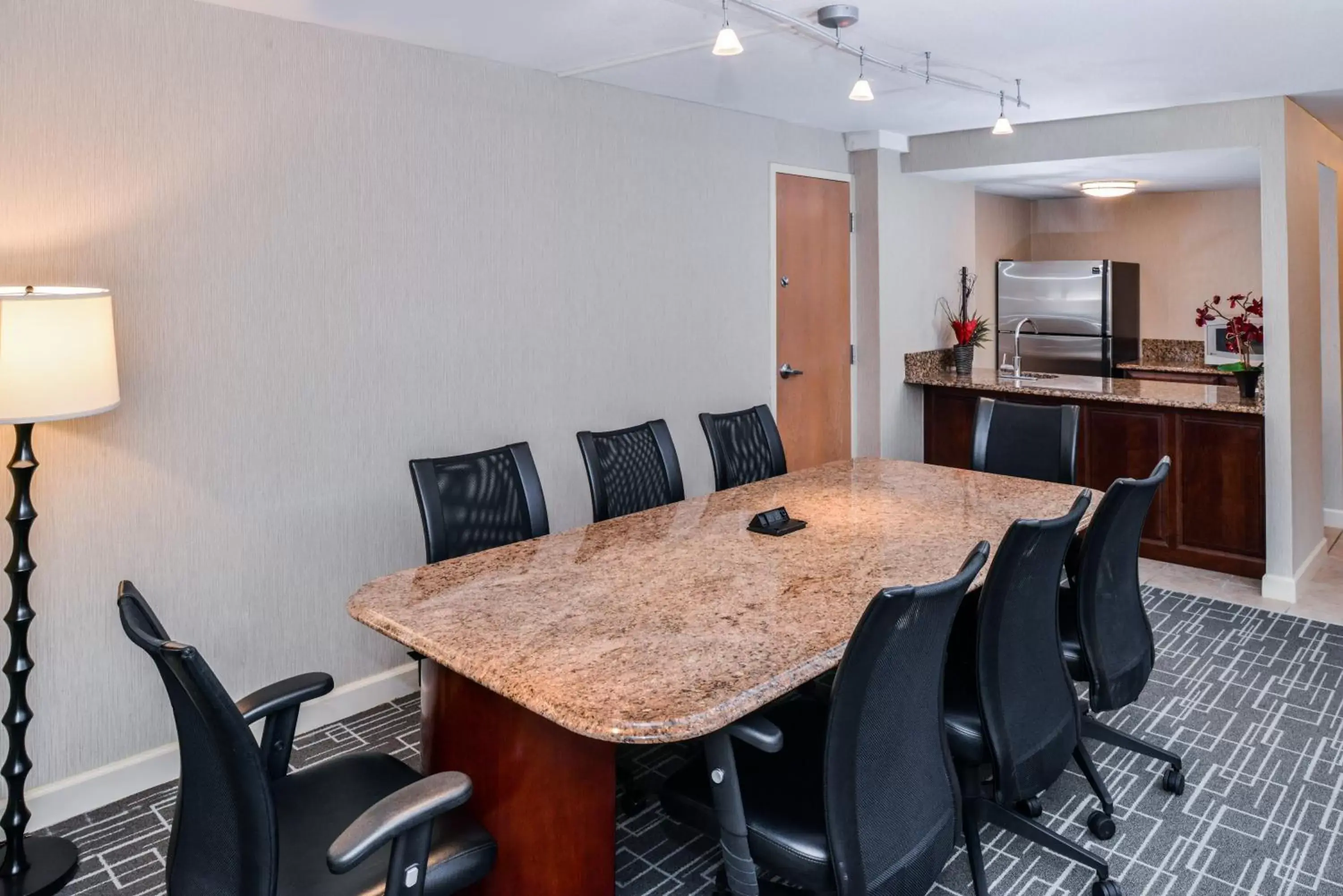 Meeting/conference room, Kitchen/Kitchenette in Holiday Inn Charlotte Center City, an IHG Hotel