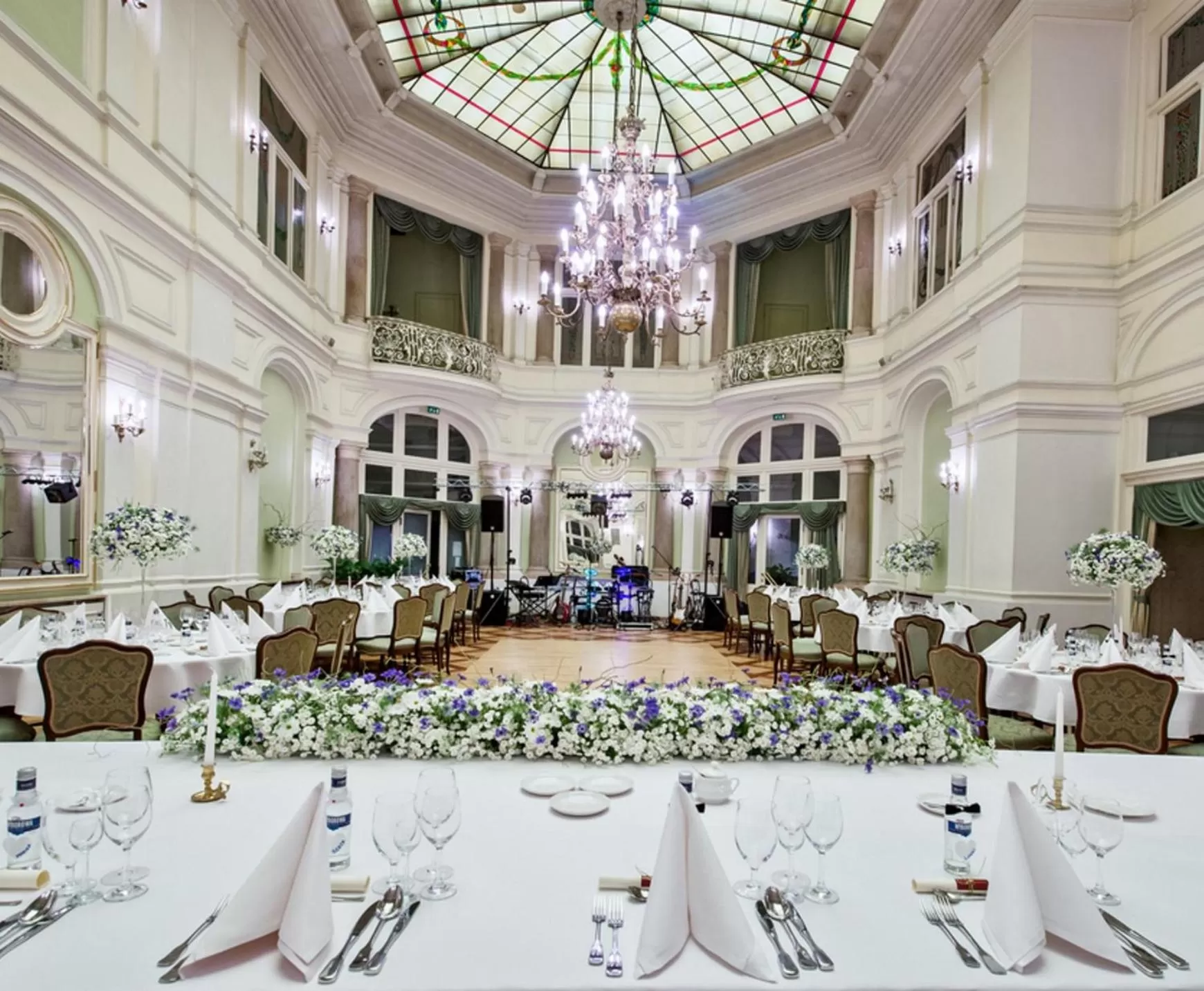 Restaurant/places to eat in Grand Hotel