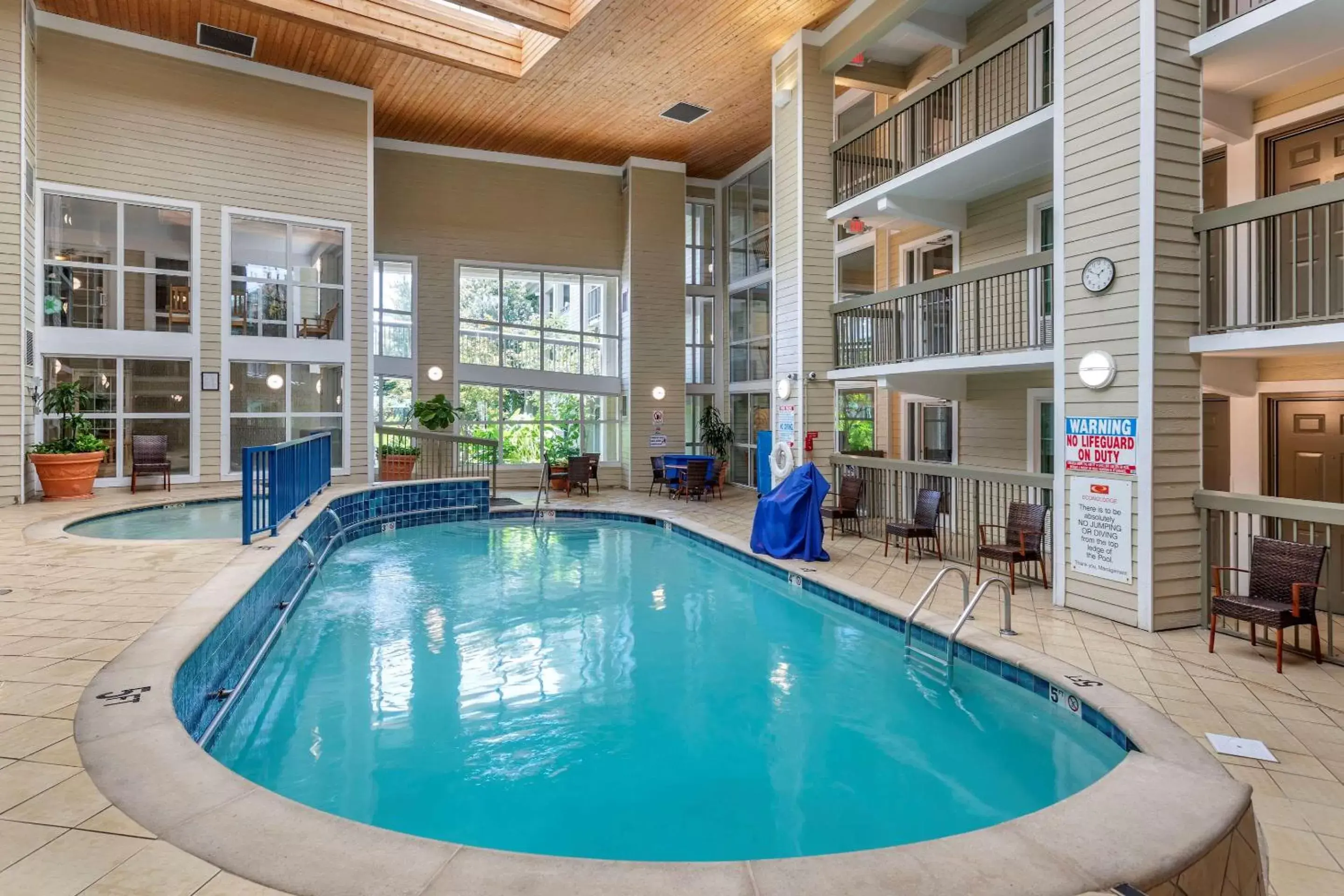 Activities, Swimming Pool in Econo Lodge Pigeon Forge Riverside